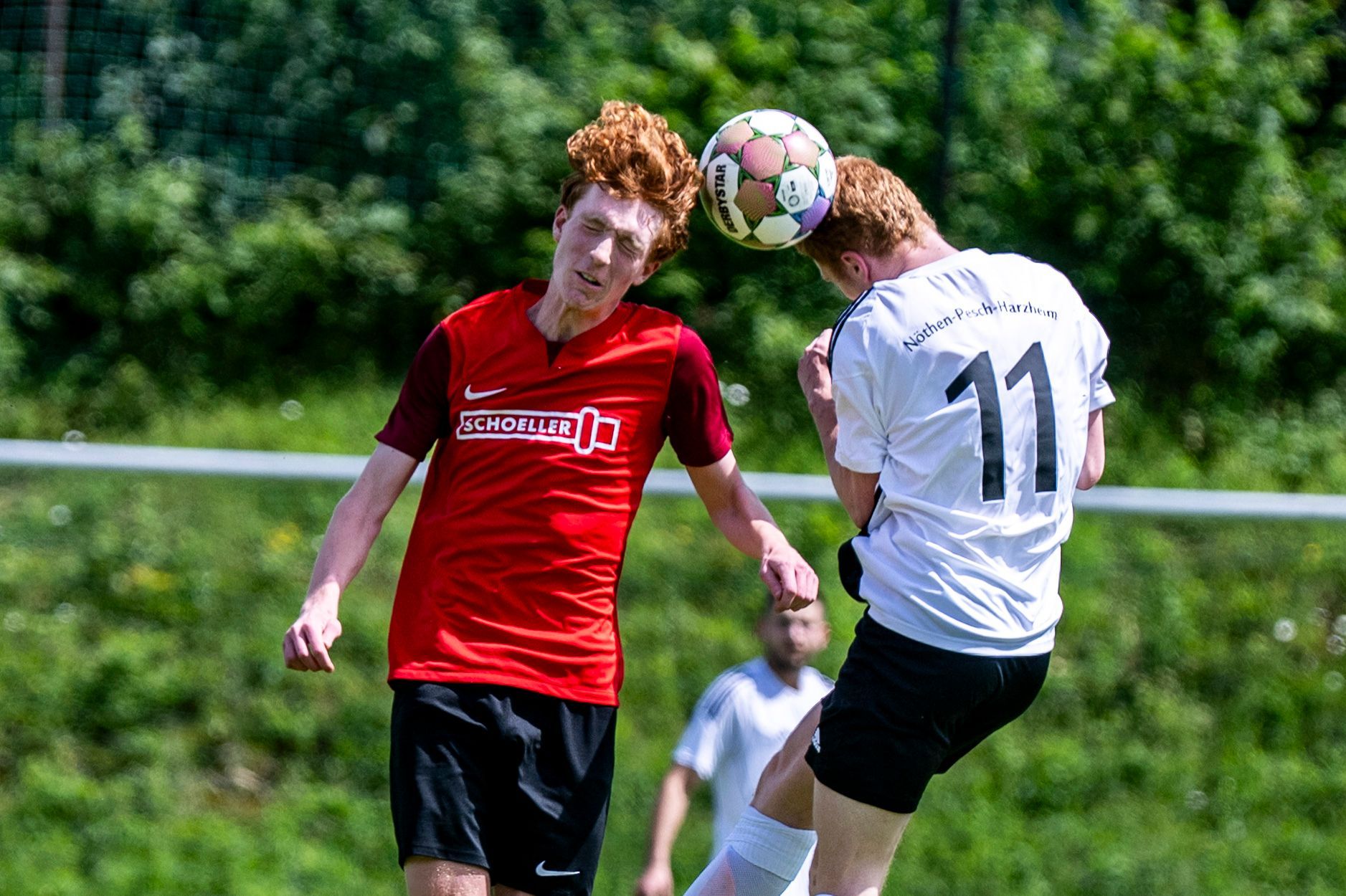Das Bild zeigt ein Kopfballduell zwischen den beiden Obengenannten.