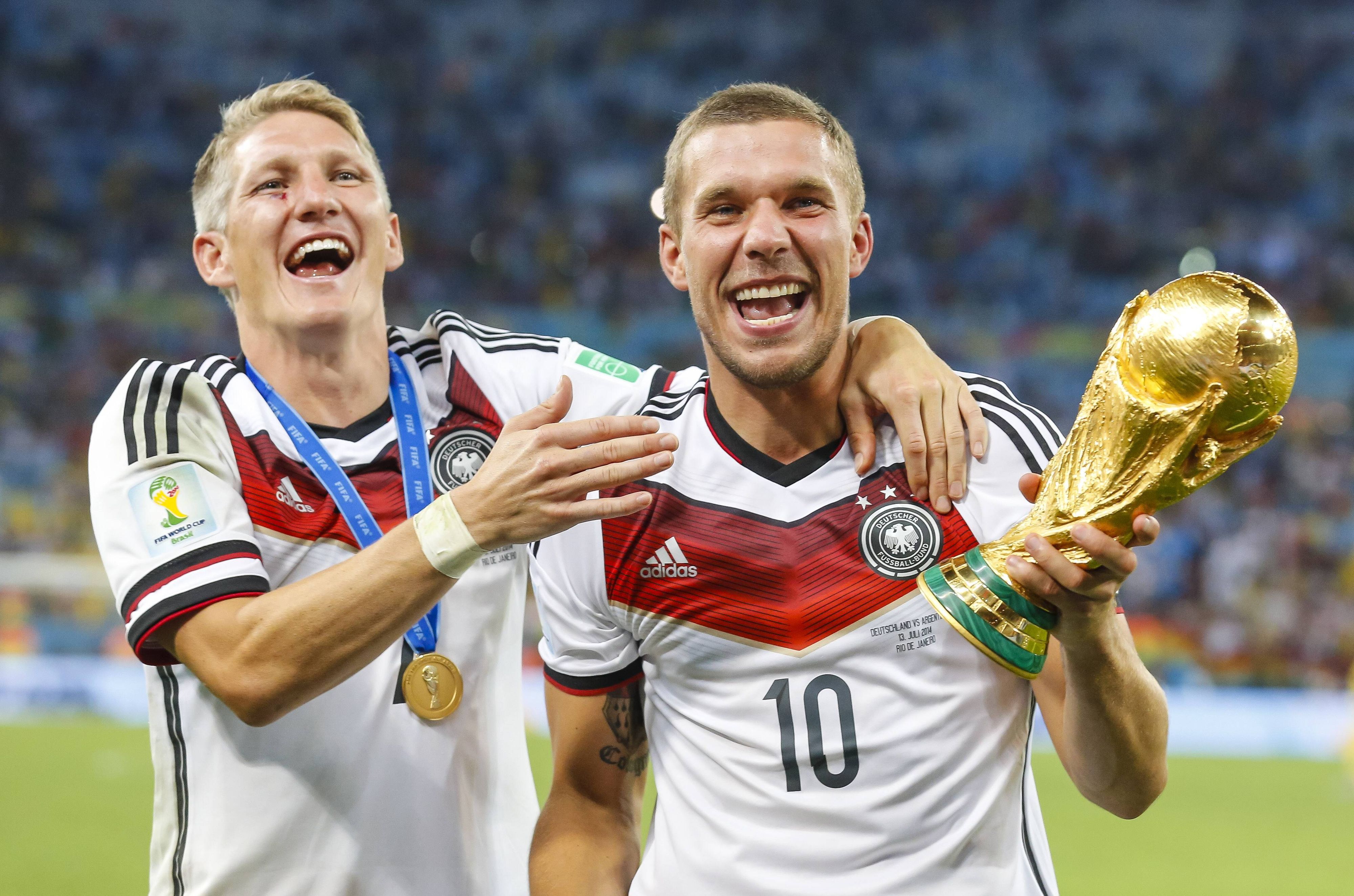 Bastian SCHWEINSTEIGER, DFB 7 Lukas PODOLSKI, DFB 10 Weltmeister WM-Pokal, WM, Trophaee, Trophy, FIFA-WM-Pokal, FIFA World Cup Trophy, Siegertrophaee, Fussball-Weltmeisterschaft, Jubel DEUTSCHLAND - ARGENTINIEN 1-0 n.V. FIFA Fussball WM FINALE Weltmeisterschaft am 13.07.2014 im Maracana Stadion von Rio de Janeiro

Bastian Schweinsteiger DFB 7 Lukas Podolski DFB 10 World Champion World Cup Cup World Cup Trophy Trophy FIFA World Cup Cup FIFA World Cup Trophy  Football World Cup cheering Germany Argentina 1 0 n v FIFA Football World Cup Final World Cup at 13 07 2014 in Mara Cana Stadium from Rio de Janeiro