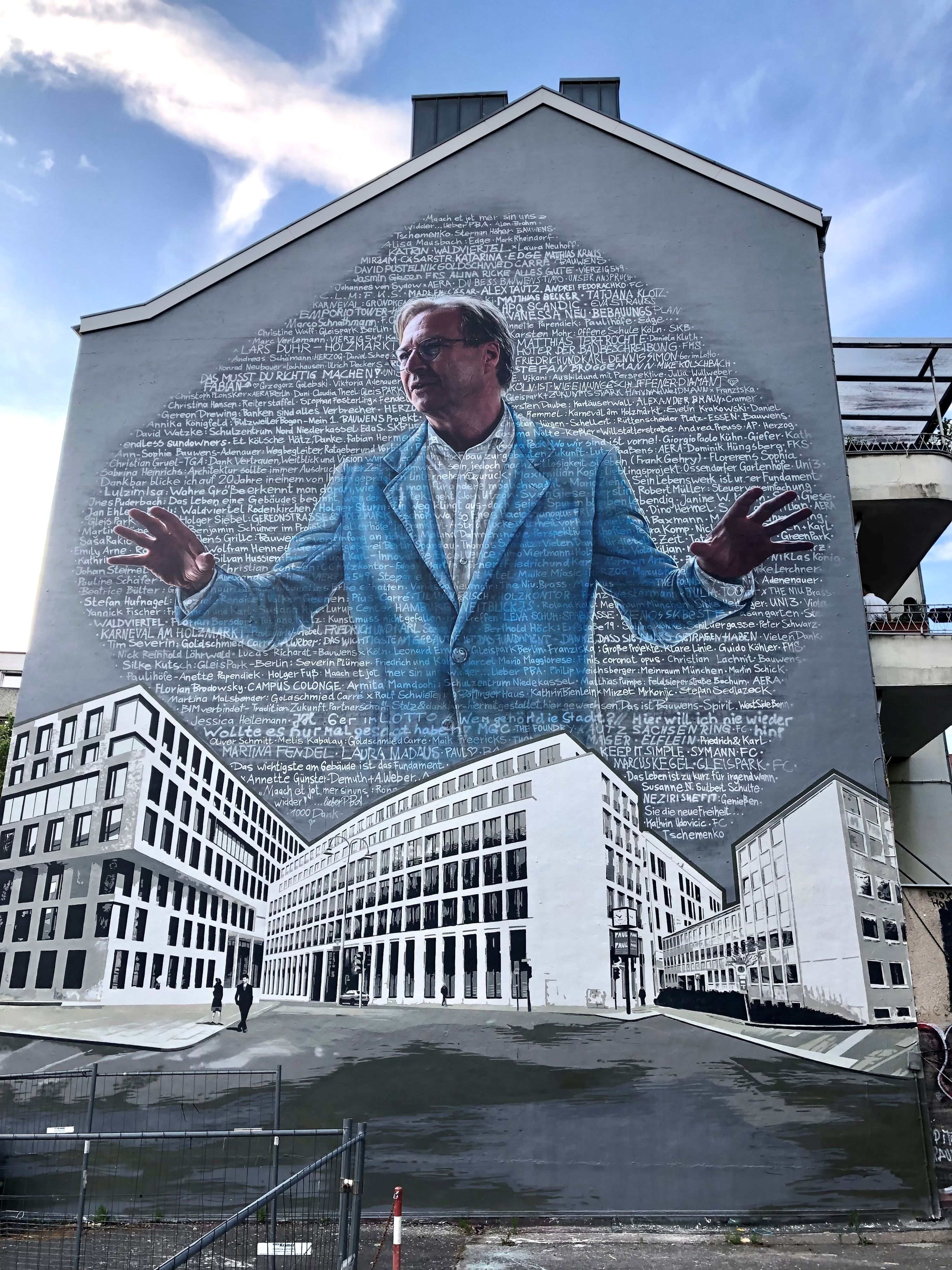 Ein neues Wandbild am Haus Severinstraße 194 in Köln zeigt ein überlebensgroßes Porträt des Unternehmers Paul Bauwens-Adenauer.