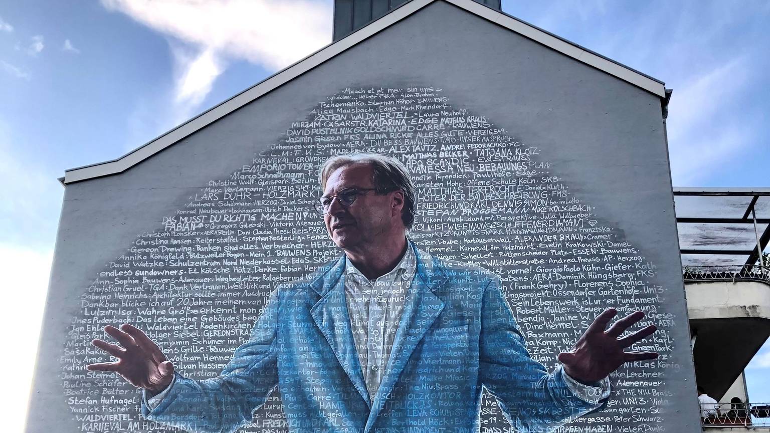 Ein neues Wandbild am Haus Severinstraße 194 in Köln zeigt ein überlebensgroßes Porträt des Unternehmers Paul Bauwens-Adenauer.