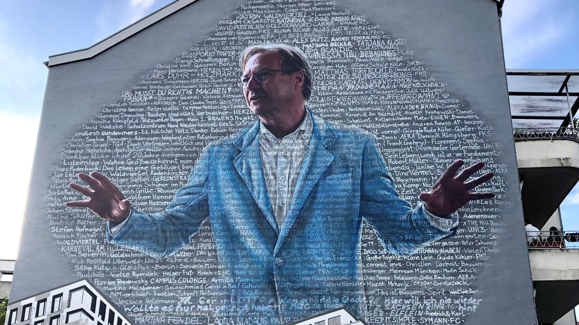 Ein neues Wandbild am Haus Severinstraße 194 in Köln zeigt ein überlebensgroßes Porträt des Unternehmers Paul Bauwens-Adenauer.