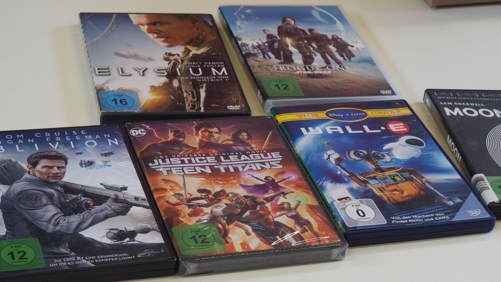 Das Bild zeigt eine Reihe von DVD-Hüllen.