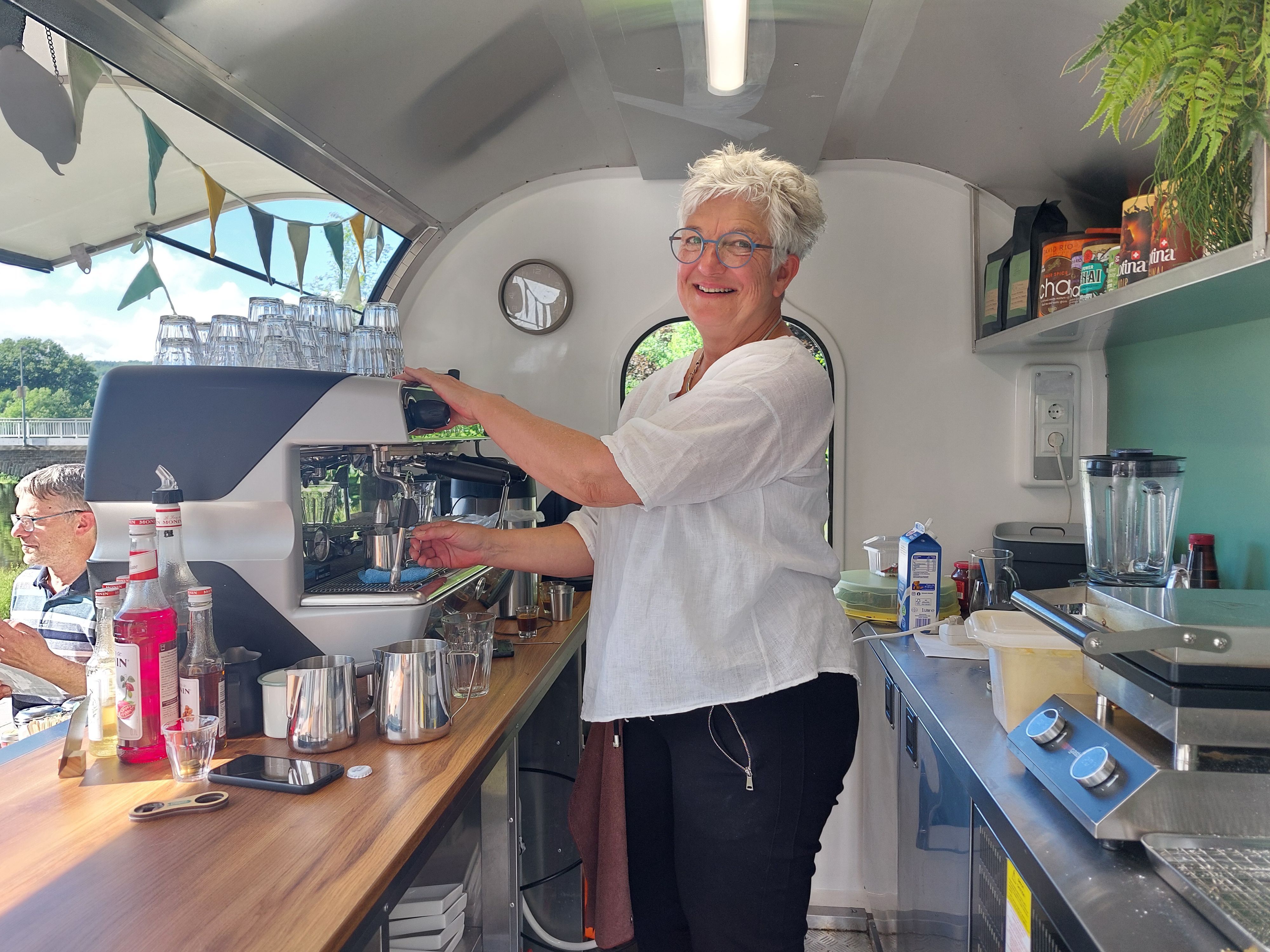 In dem 2,75 Meter langen Wagen hat Anja Reinhardt ihr kleines Café eingerichtet, in dem sie Kaffeespezialitäten und Süßes anbietet.