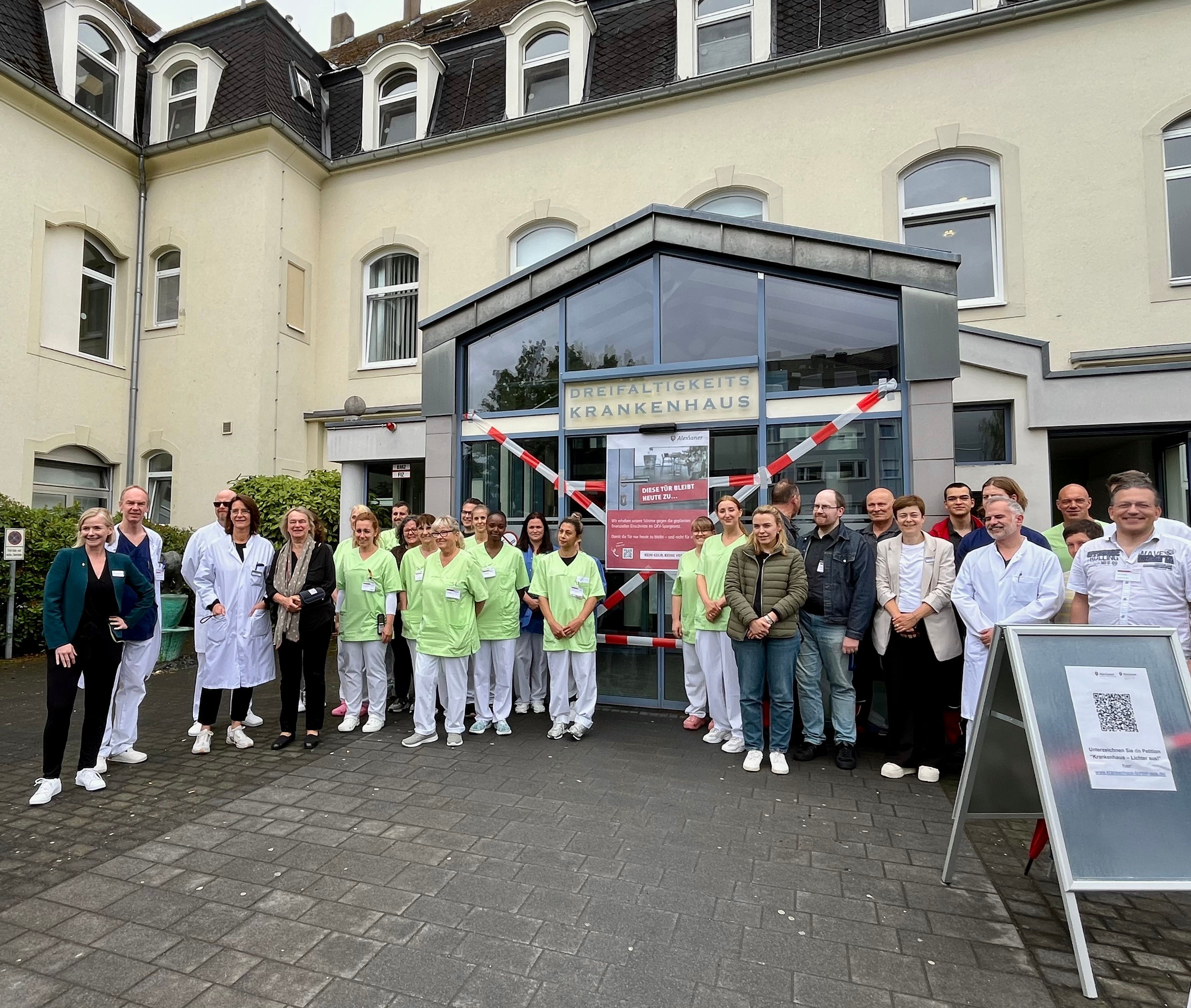 Zu sehen sind die Mitarbeitenden des Krankenhauses und ihre Unterstützer.
