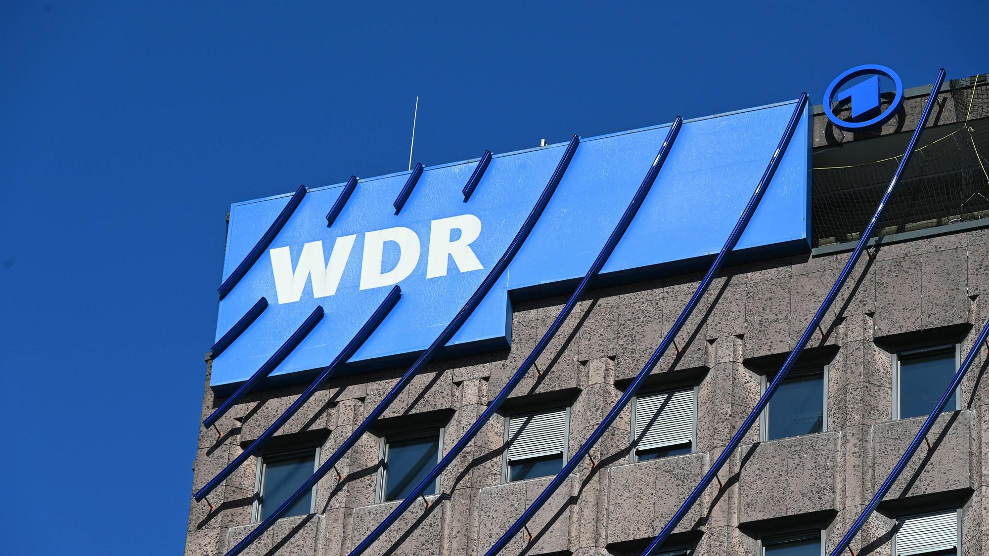 Das Logo des Westdeutschen Rundfunks an einem Gebäude in Köln. (Archivbild)