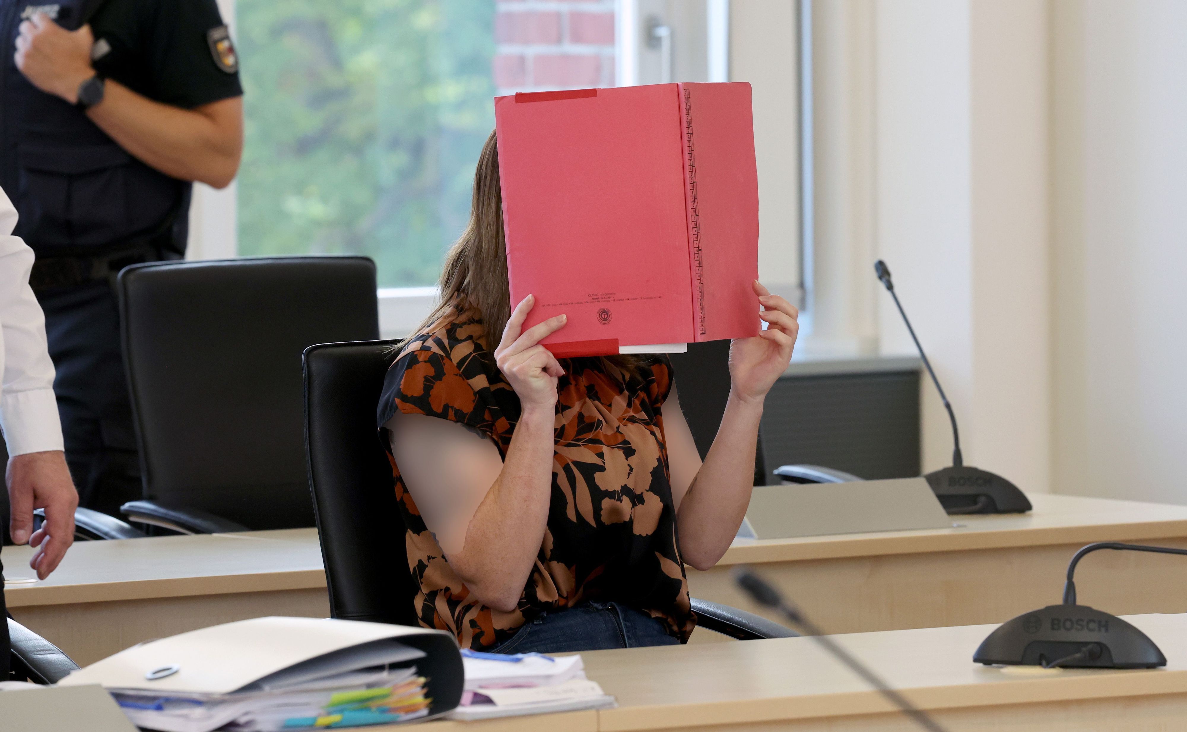 Die Angeklagte wartet im Saal des Landgerichts auf die Fortsetzung des Mordprozesses im Fall Fabian. Ihr wird vorgeworfen, heimtückisch und aus sonst niedrigen Beweggründen den zur Tatzeit achtjährigen Fabian aus Güstrow getötet zu haben.