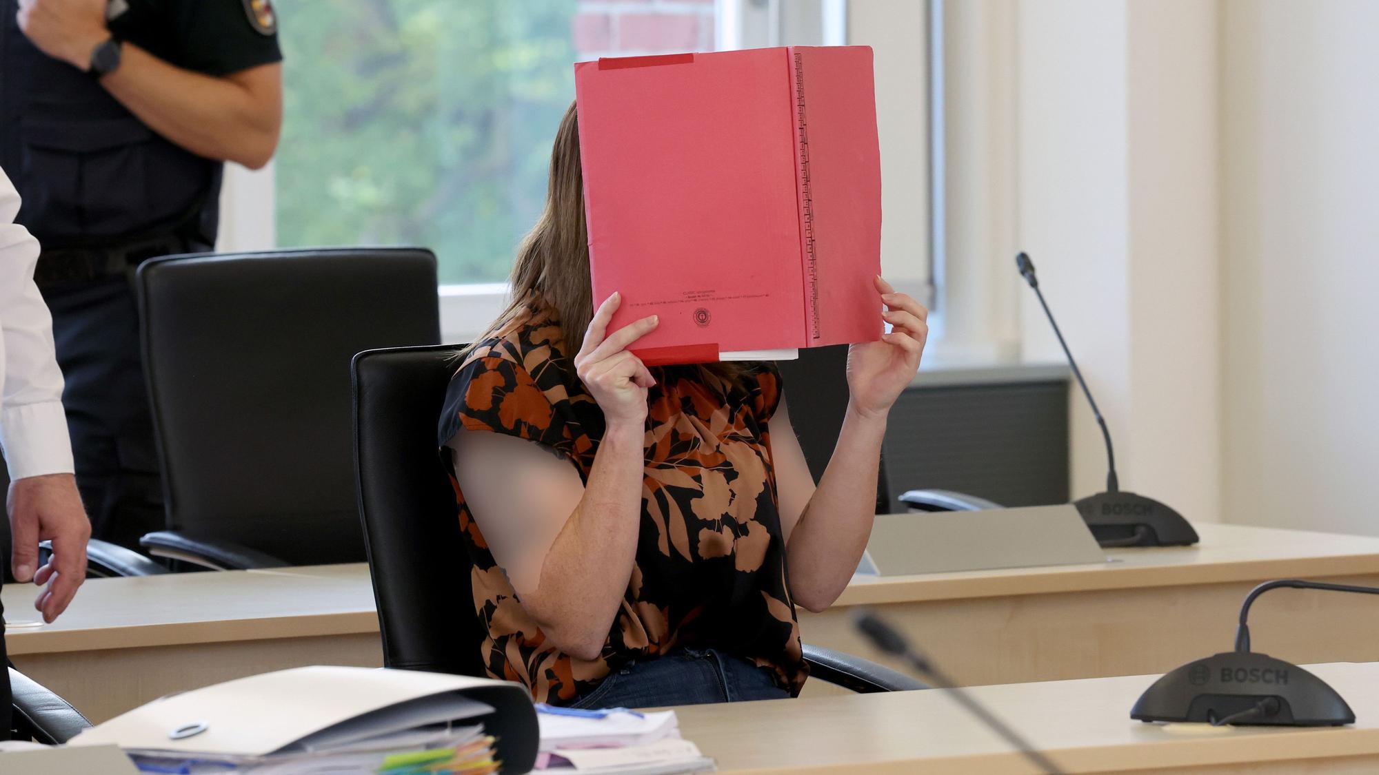 Die Angeklagte wartet im Saal des Landgerichts auf die Fortsetzung des Mordprozesses im Fall Fabian. Ihr wird vorgeworfen, heimtückisch und aus sonst niedrigen Beweggründen den zur Tatzeit achtjährigen Fabian aus Güstrow getötet zu haben.