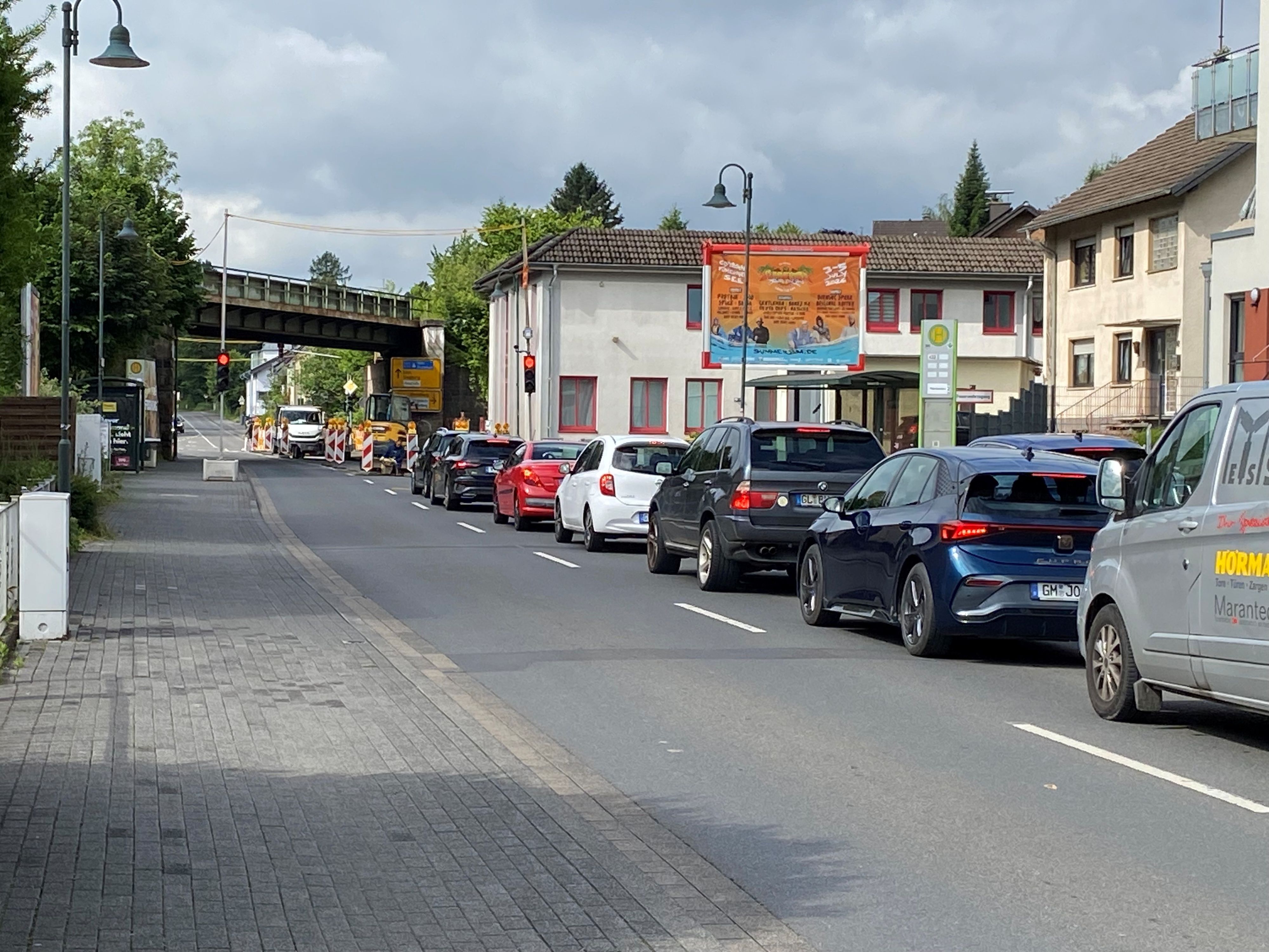 Eine Reihe Autos, die an einer roten Ampel warten.