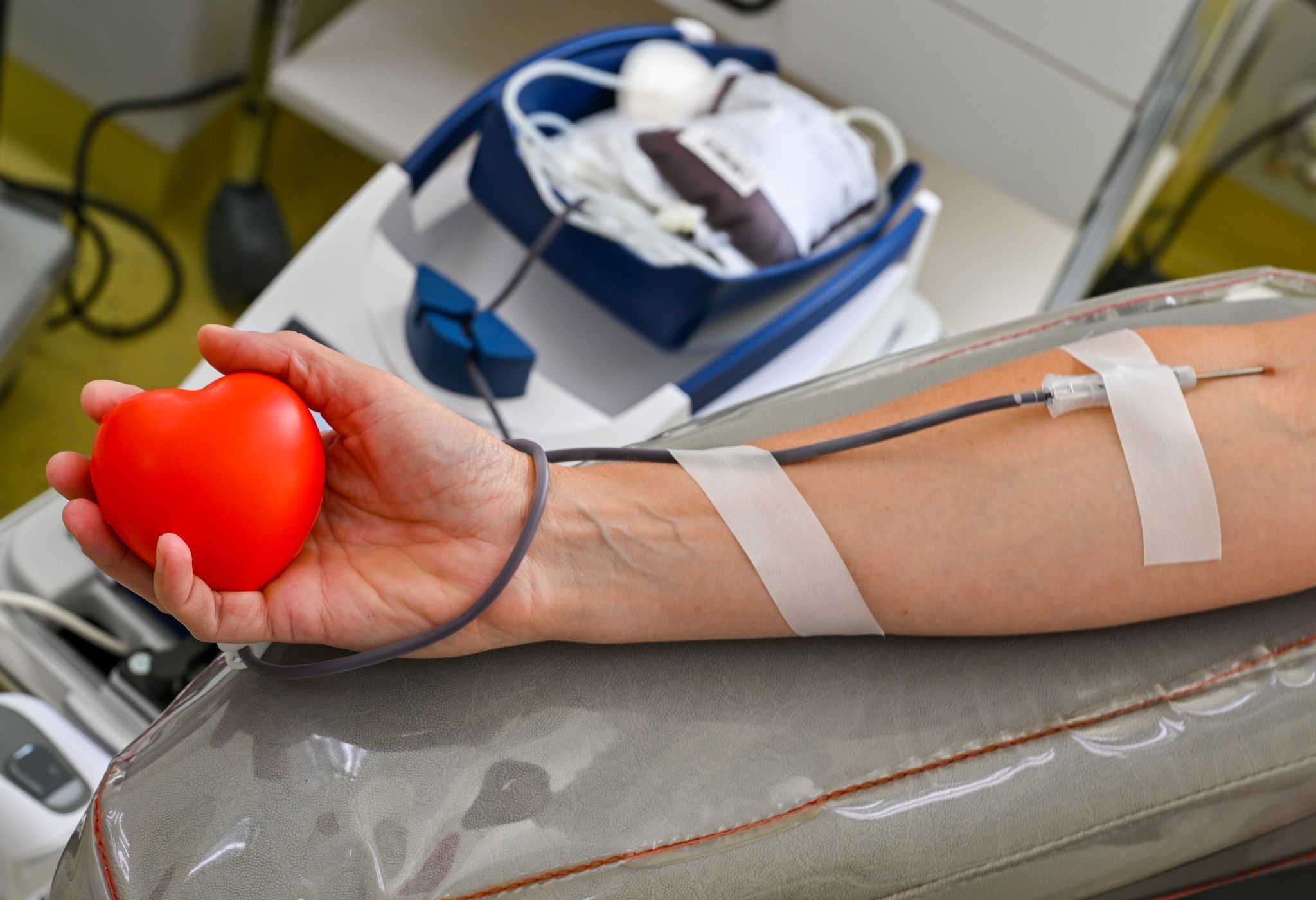 Eine Frau spendet Blut