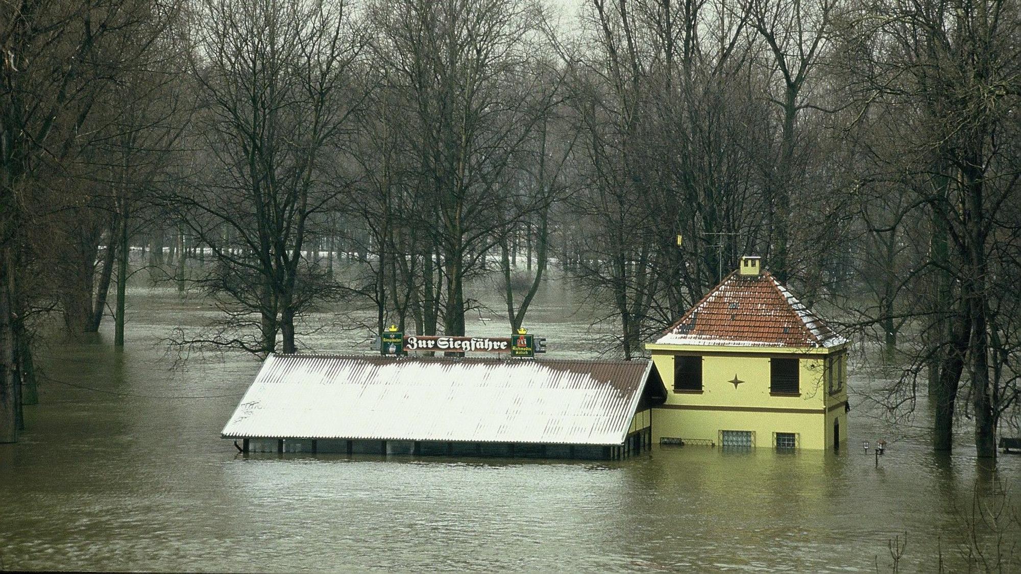 Auf dem Foto steht das Wasser der Sieg bis zum obersten Stock der Siegfähre.