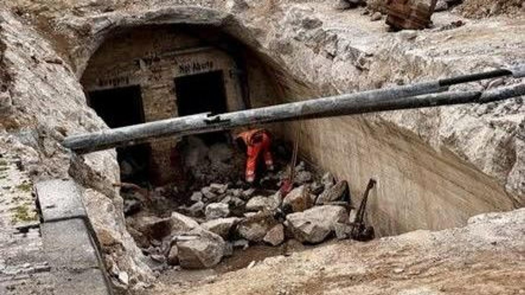 Ein Mitarbeiter des Straßentiefbauamtes am Eingang zu dem Bunker in Bonn-Tannenbusch.