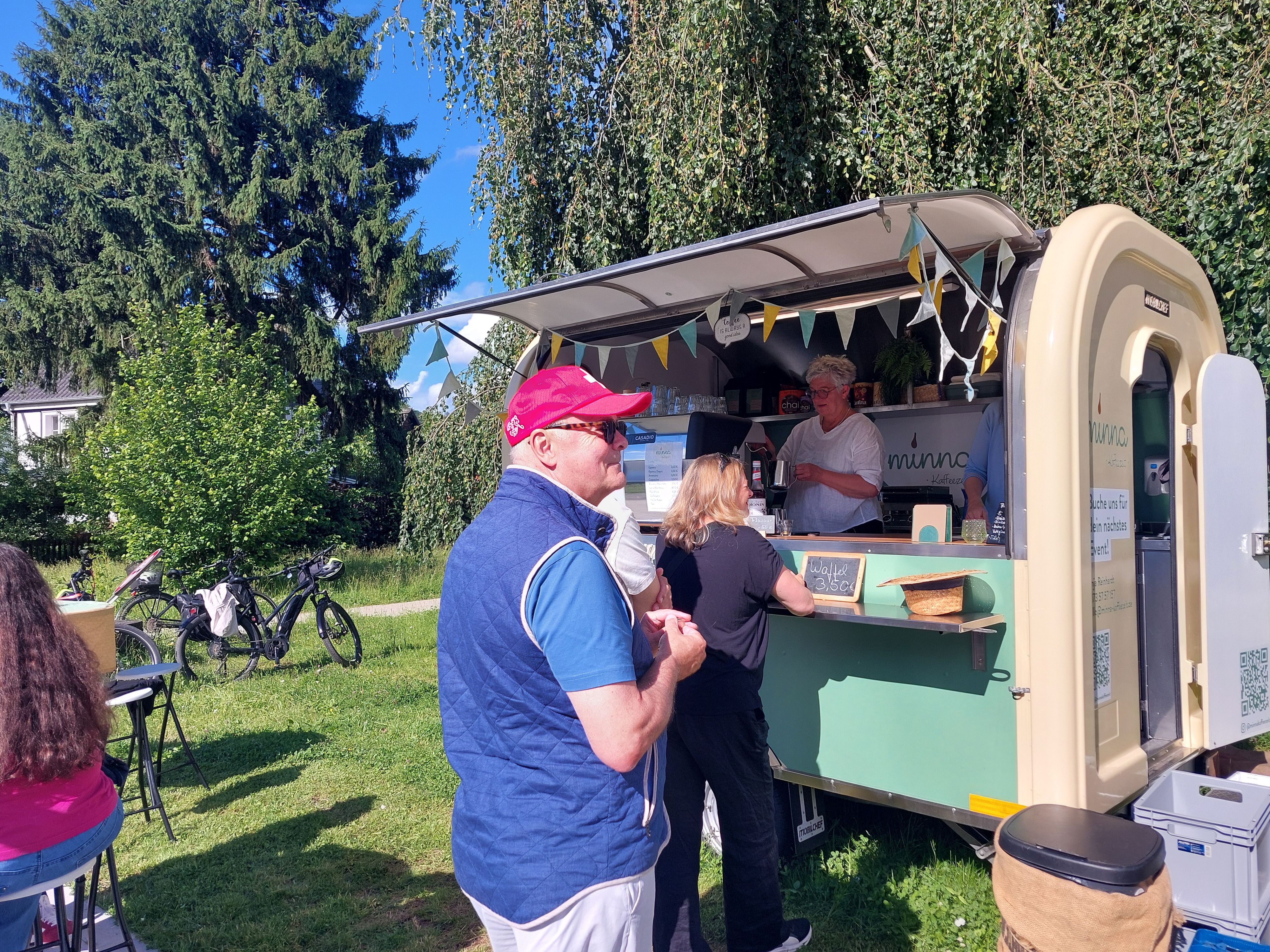 Anja Reinhardt steht mit ihrem Kaffee-Wagen "Minna" an der Siegpromenade in Dattenfeld