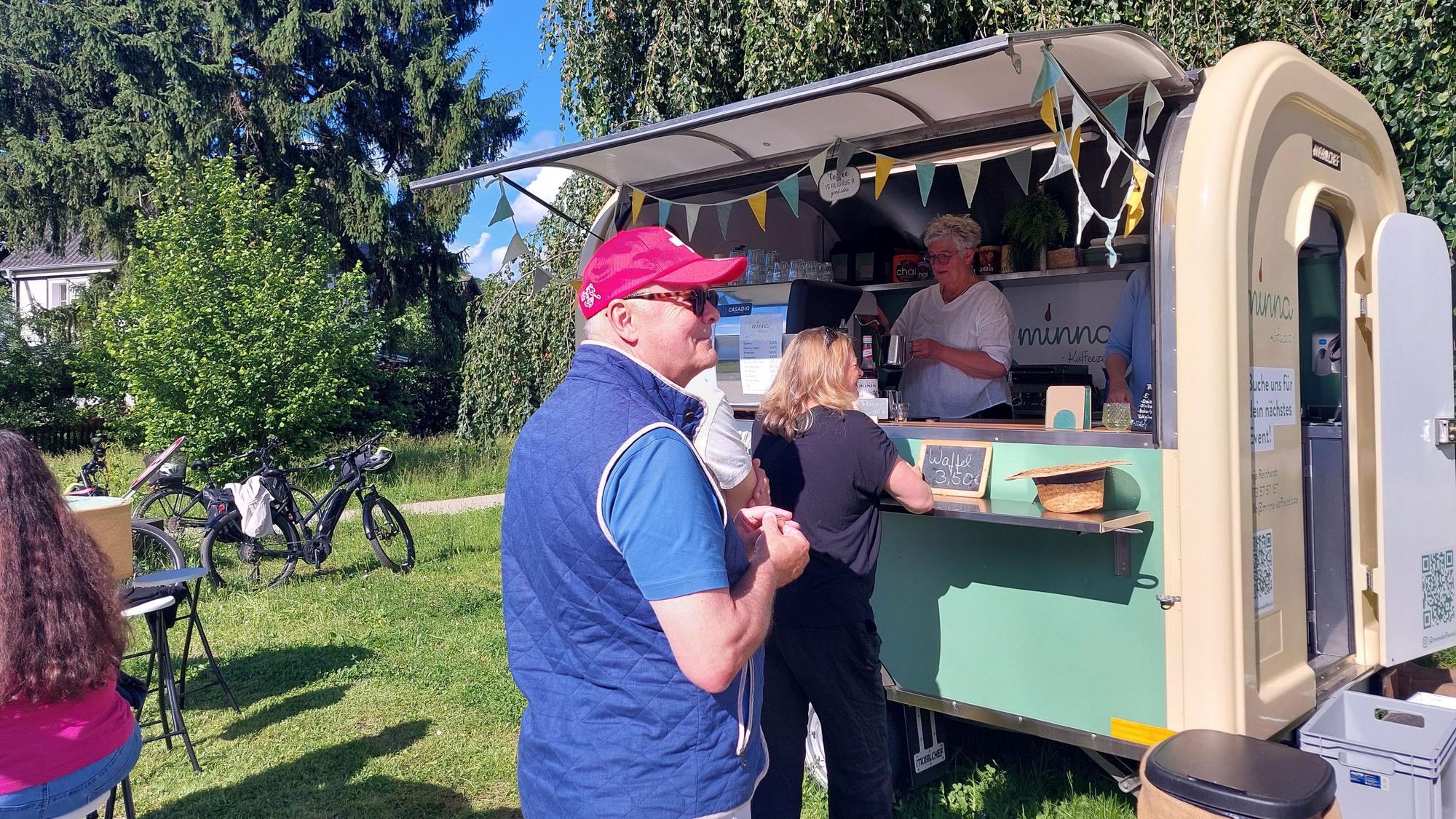 Anja Reinhardt steht mit ihrem Kaffee-Wagen "Minna" an der Siegpromenade in Dattenfeld