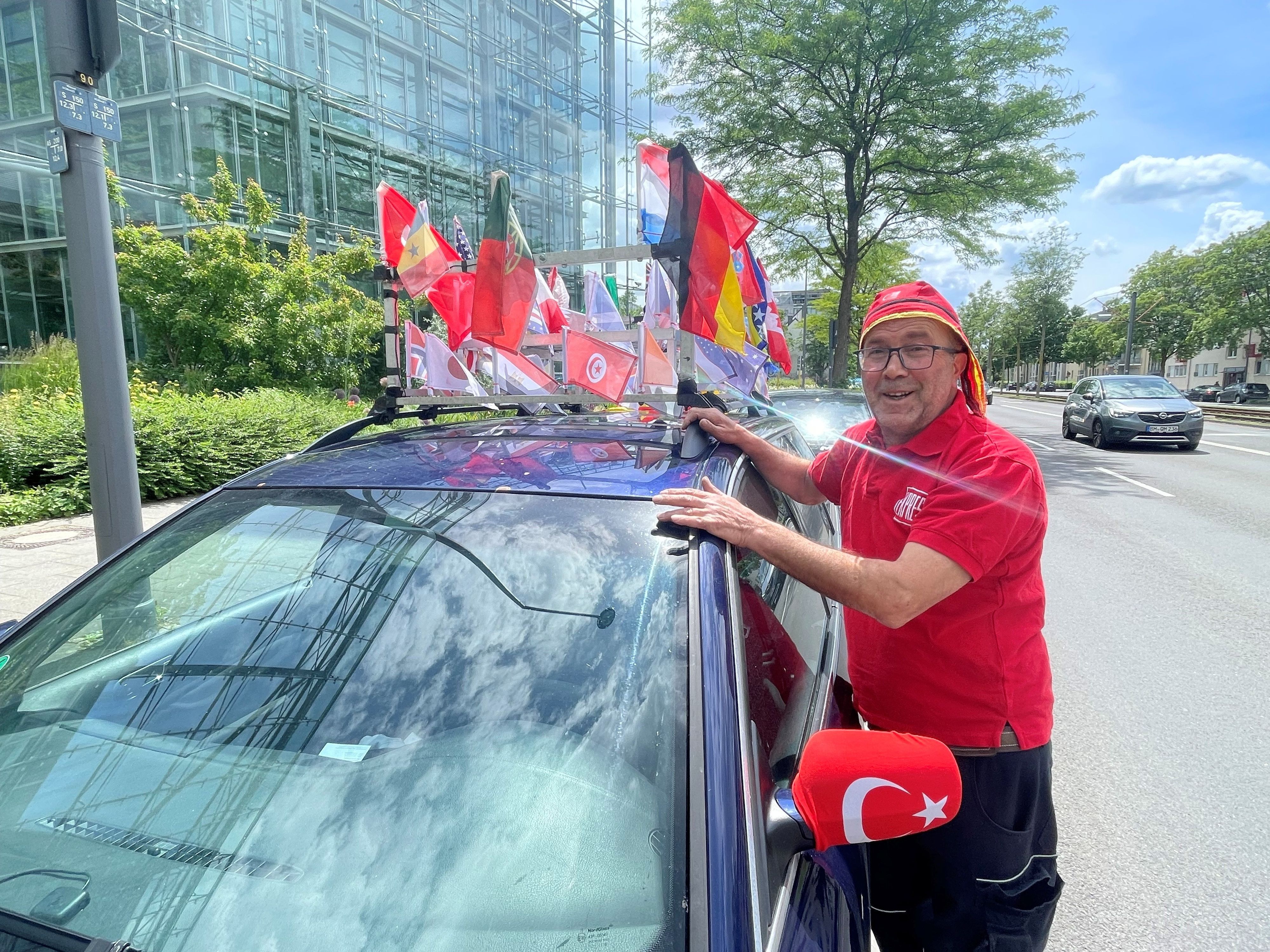Halil Cetin vor seinem WM-Auto