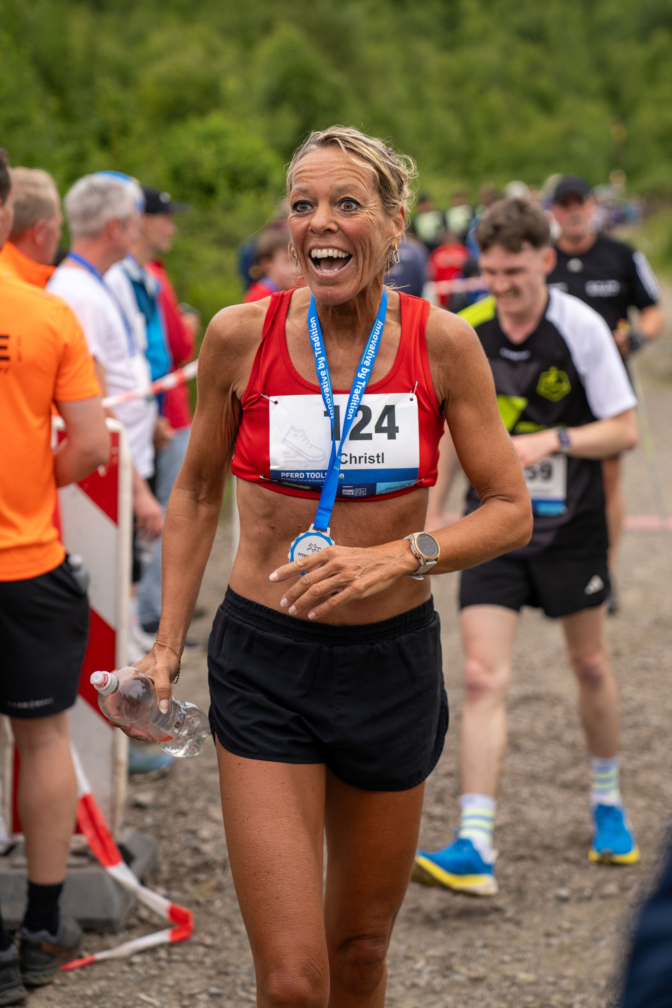 Christl Dörschel lacht bei einem Lauf.