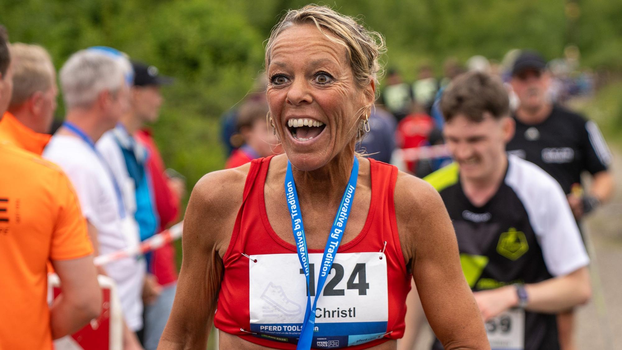 Christl Dörschel lacht bei einem Lauf.