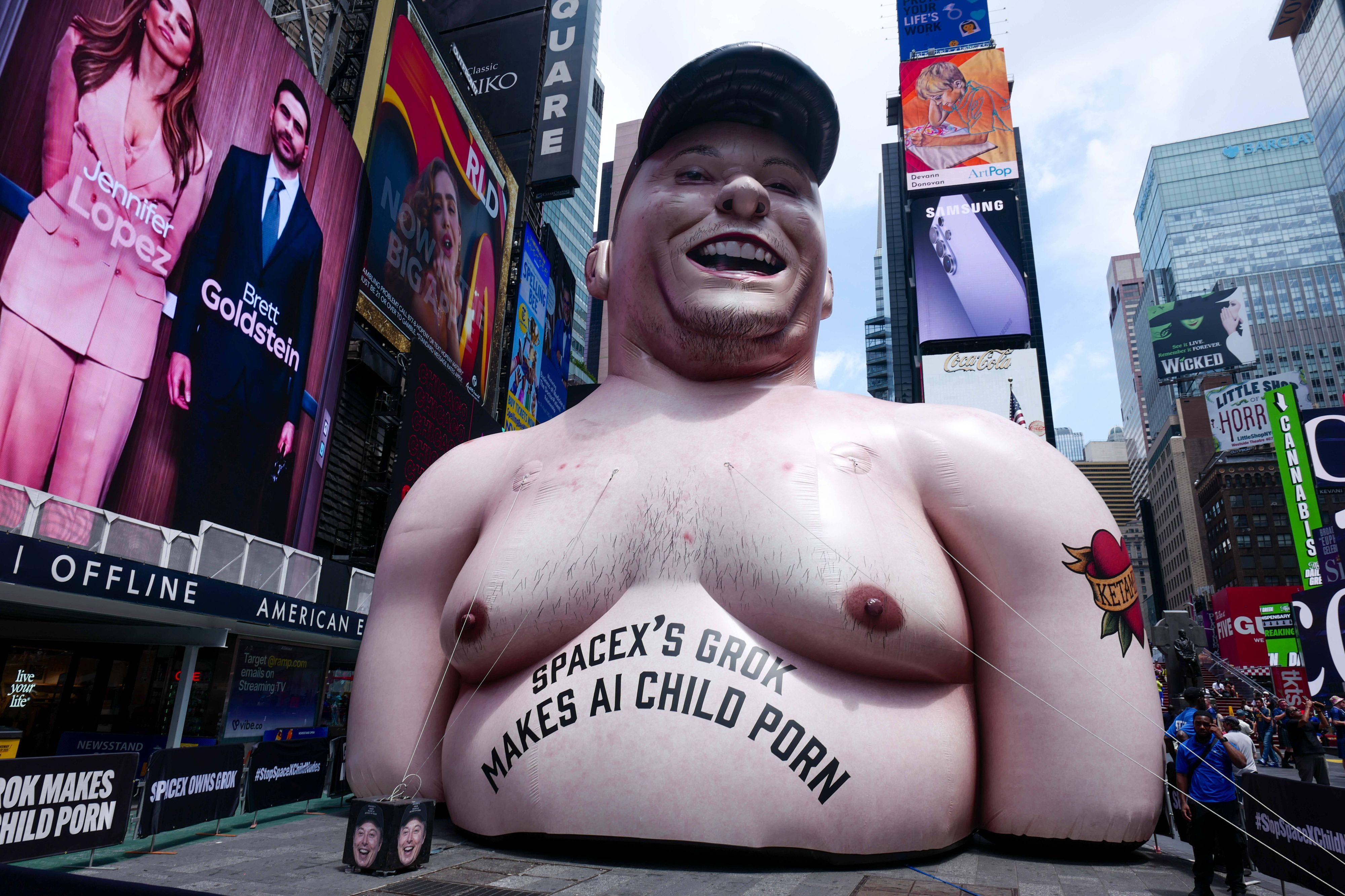 Auf dem Times Square in New York stand am Donnerstag (11. Juni) eine aufblasbare Figur eines nackten Elon Musk. Sie ist Teil einer Protestaktion gegen Kinderpornografie, die man angeblich mit Grok, der KI von Elon Musk, generieren kann.