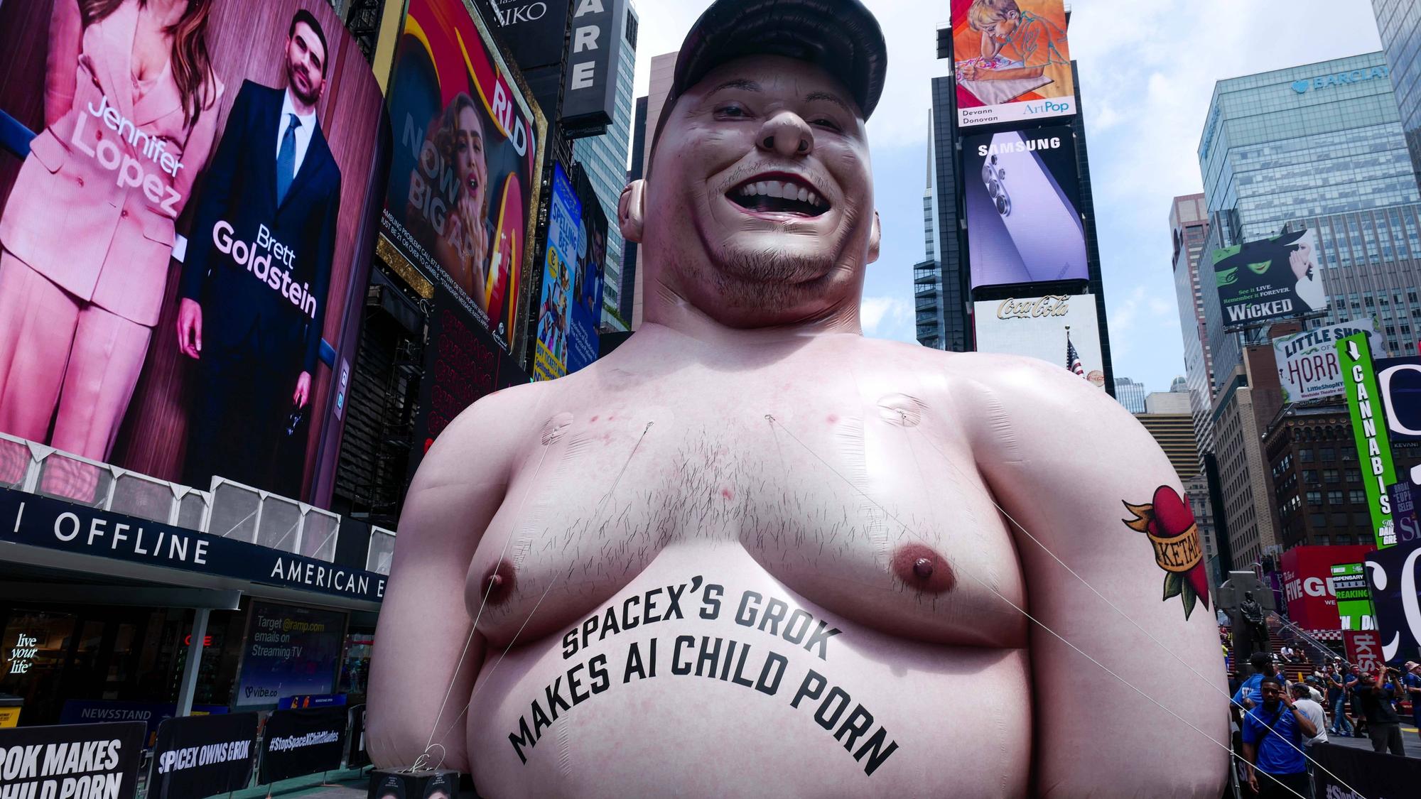 Auf dem Times Square in New York stand am Donnerstag (11. Juni) eine aufblasbare Figur eines nackten Elon Musk. Sie ist Teil einer Protestaktion gegen Kinderpornografie, die man angeblich mit Grok, der KI von Elon Musk, generieren kann.