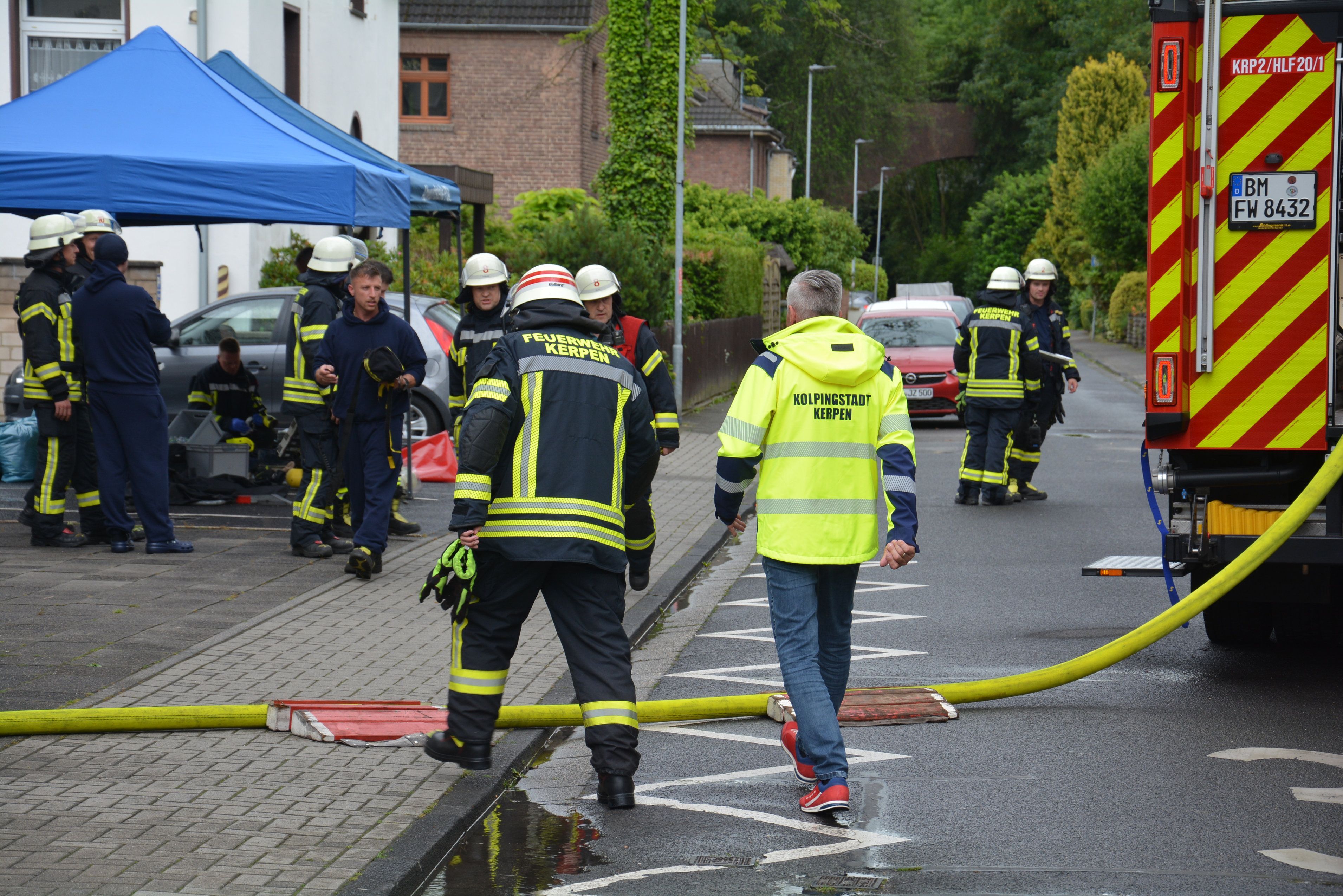 Die Feuerwehr konnte das Feuer schnell löschen und musste das Gebäude im Anschluss noch lüften. Auch Bürgermeister Thomas Jurczyk (in gelber Jacke) war vor Ort.