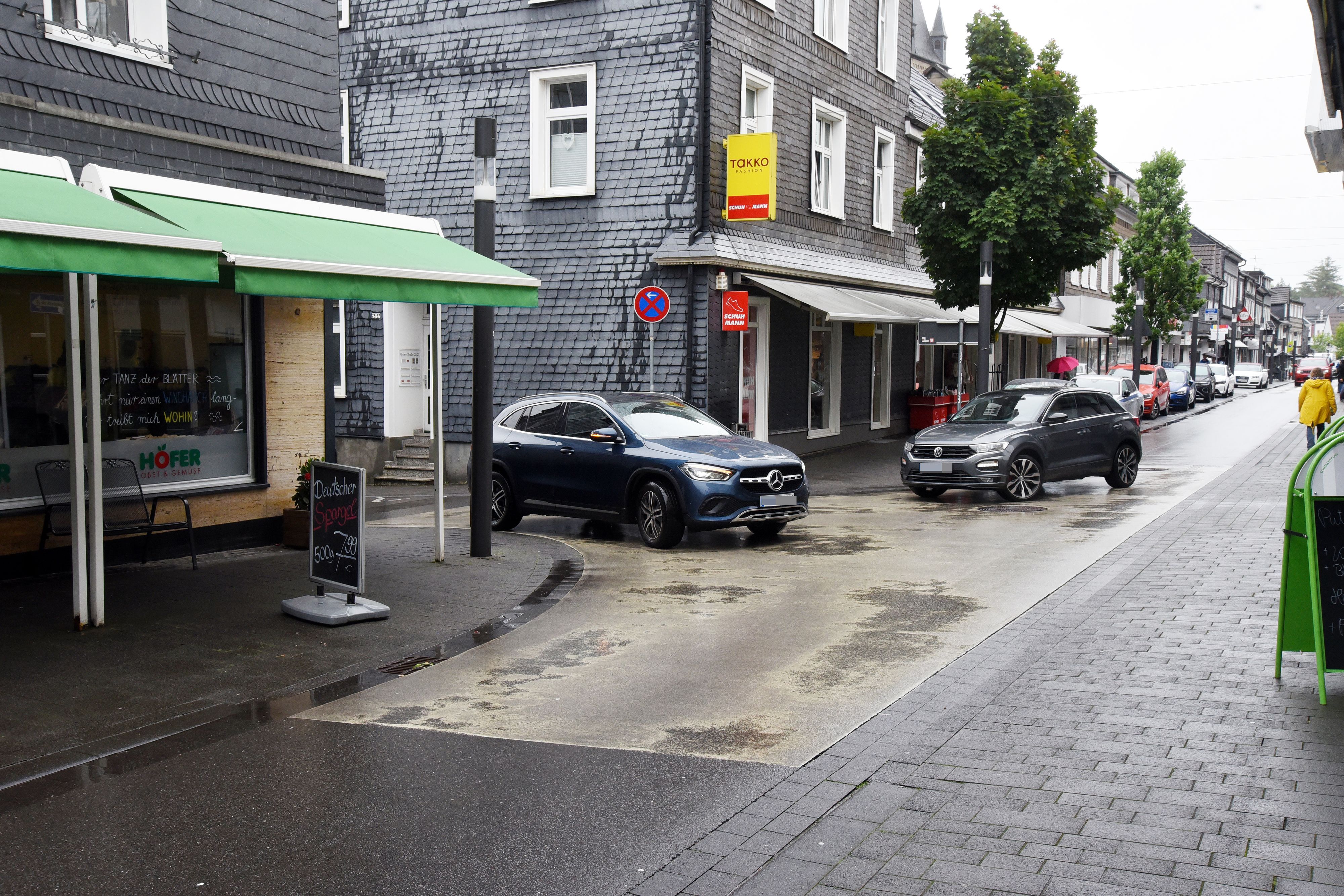 Das Foto zeigt zwei Autos, die sich in Wipperfürth an der Ecke Untere Straße/Dr.-Eugen-Kersting-Straße begegnen.