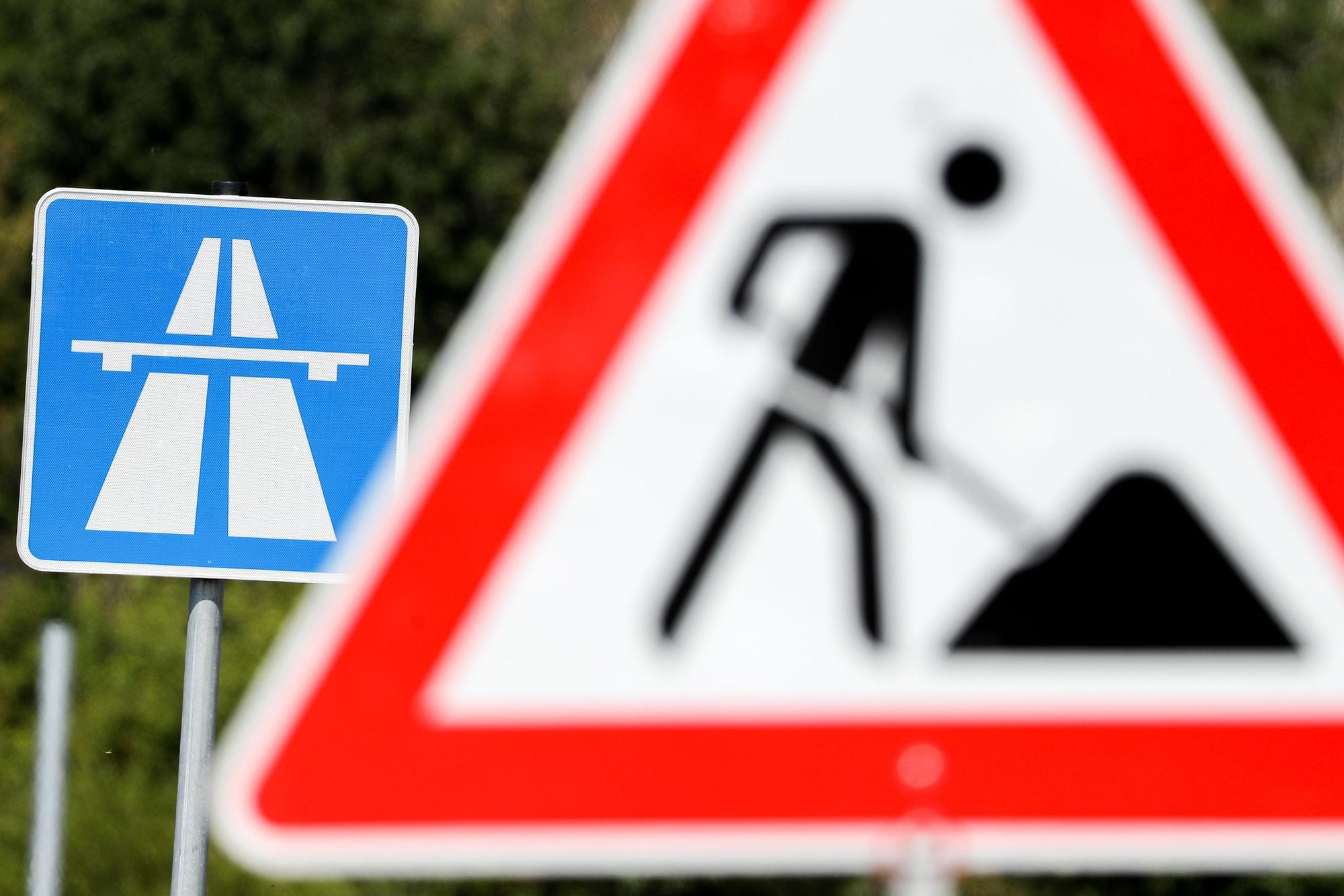 Ein Schild weist auf eine Baustelle auf einer Autobahn hin.