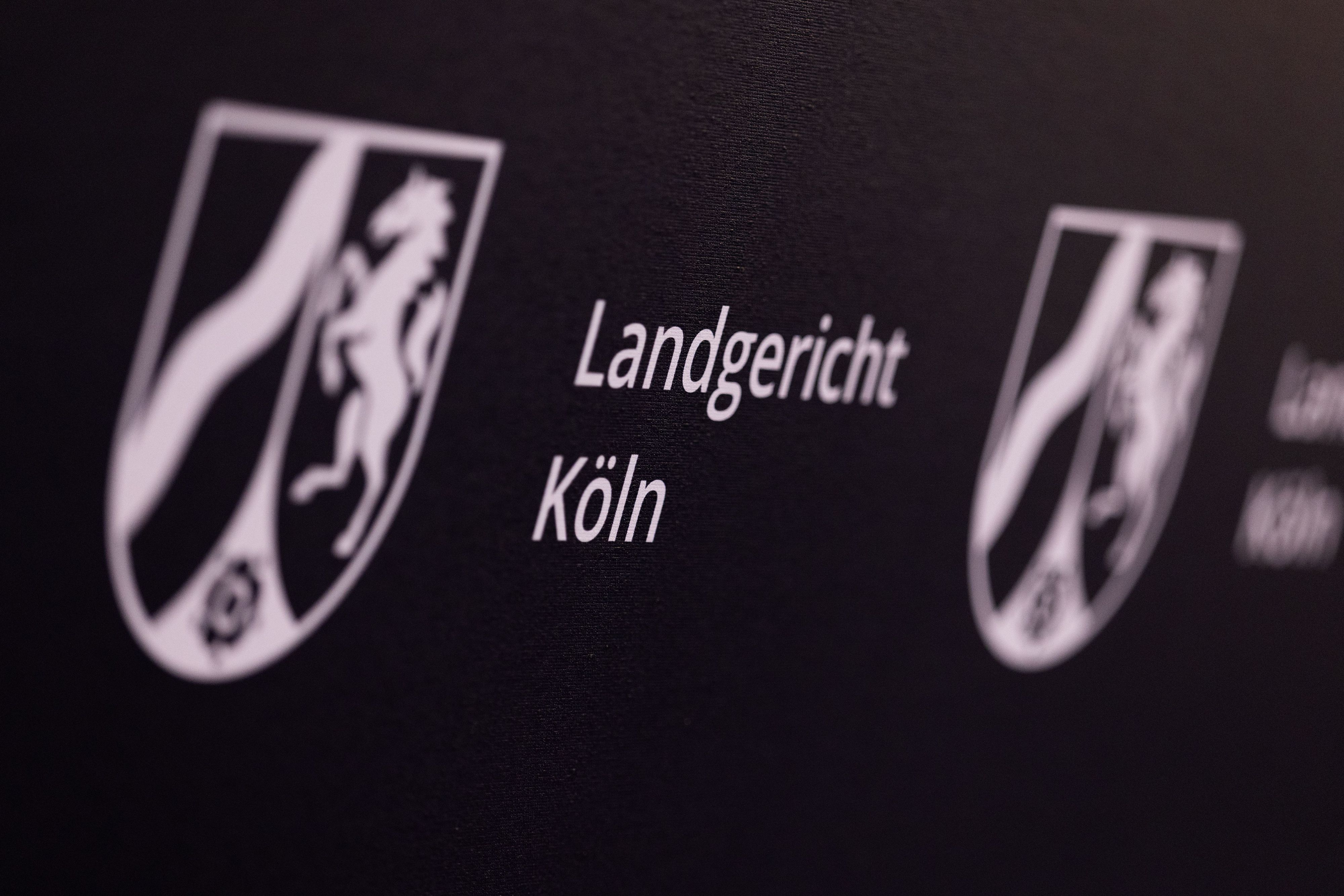 Blick auf das Logo des Kölner Landgerichts