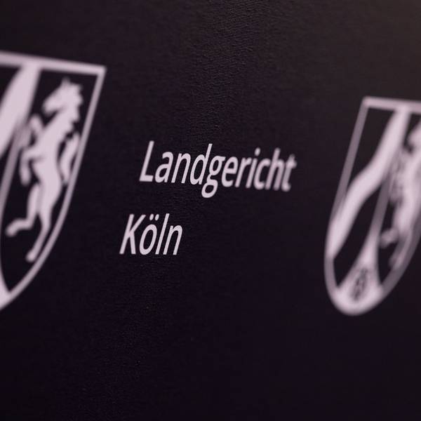 Blick auf das Logo des Kölner Landgerichts