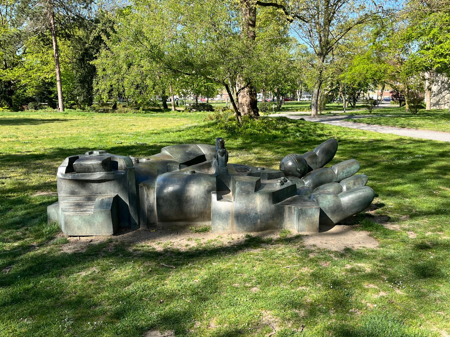 Die Bronzeskulptur „Egypt/Ägypten“ des schottischen Künstlers Eduardo Paolozzi wurde im Mai 2025 aus dem Park am Duisburger Lehmbruck-Museum gestohlen.Lehmbruck-Museum/dpa