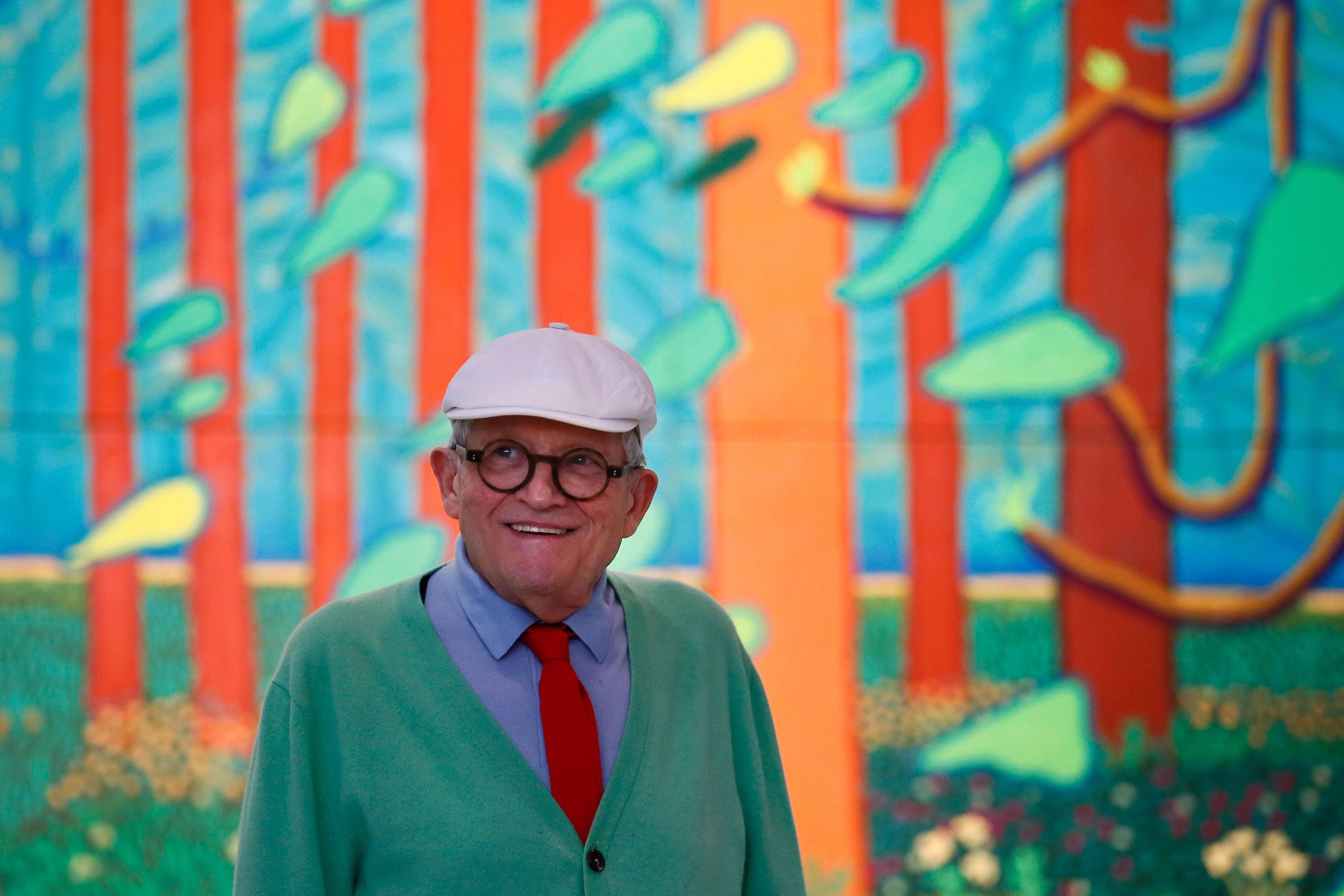 26.09.2017, Frankreich, Paris: Der renommierte britische Maler David Hockney posiert während der Enthüllung eines riesigen Gemäldes, das er dem Centre Pompidou in Paris schenkt: „The Arrival of Spring in Woldgate, East Yorkshire“. Der legendäre britische Maler ist tot. Er starb im Alter von 88 Jahren «friedlich zu Hause», wie die Nachrichtenagentur PA unter Berufung auf seinen Publizisten mitteilte.