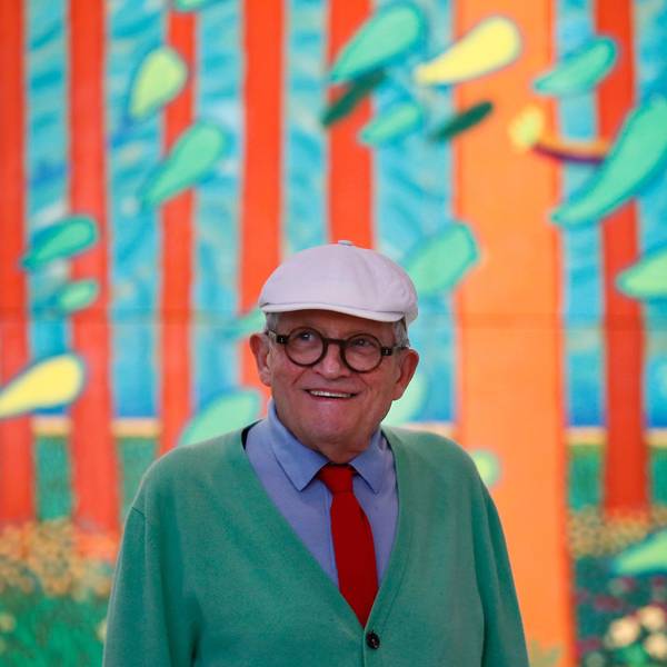 26.09.2017, Frankreich, Paris: Der renommierte britische Maler David Hockney posiert während der Enthüllung eines riesigen Gemäldes, das er dem Centre Pompidou in Paris schenkt: „The Arrival of Spring in Woldgate, East Yorkshire“. Der legendäre britische Maler ist tot. Er starb im Alter von 88 Jahren «friedlich zu Hause», wie die Nachrichtenagentur PA unter Berufung auf seinen Publizisten mitteilte.