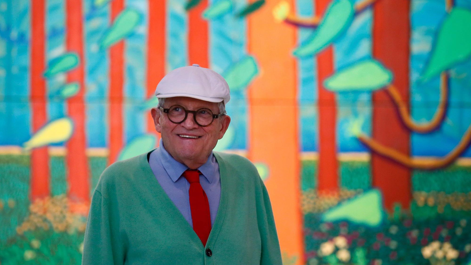 26.09.2017, Frankreich, Paris: Der renommierte britische Maler David Hockney posiert während der Enthüllung eines riesigen Gemäldes, das er dem Centre Pompidou in Paris schenkt: „The Arrival of Spring in Woldgate, East Yorkshire“. Der legendäre britische Maler ist tot. Er starb im Alter von 88 Jahren «friedlich zu Hause», wie die Nachrichtenagentur PA unter Berufung auf seinen Publizisten mitteilte.