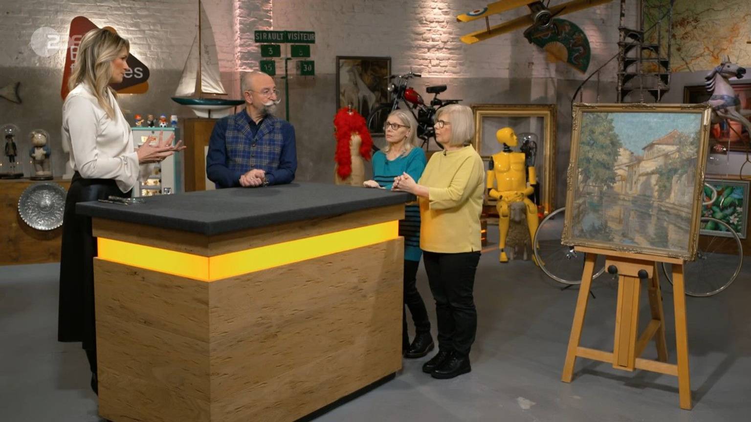 Die Kölner Schwester Gerlinde und Ute (v.r.) mit Moderator Horst Lichter und Expertin Bianca Berding bei „Bares für Rares“.