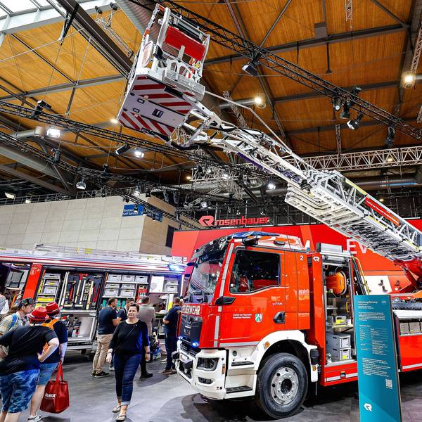 Ein neues Feuerwehr-Drehleiter-Fahrzeug der Firma Rosenbauer steht in der Messehalle auf der Interschutz 2026, der Weltleitmesse für Feuerwehren.
