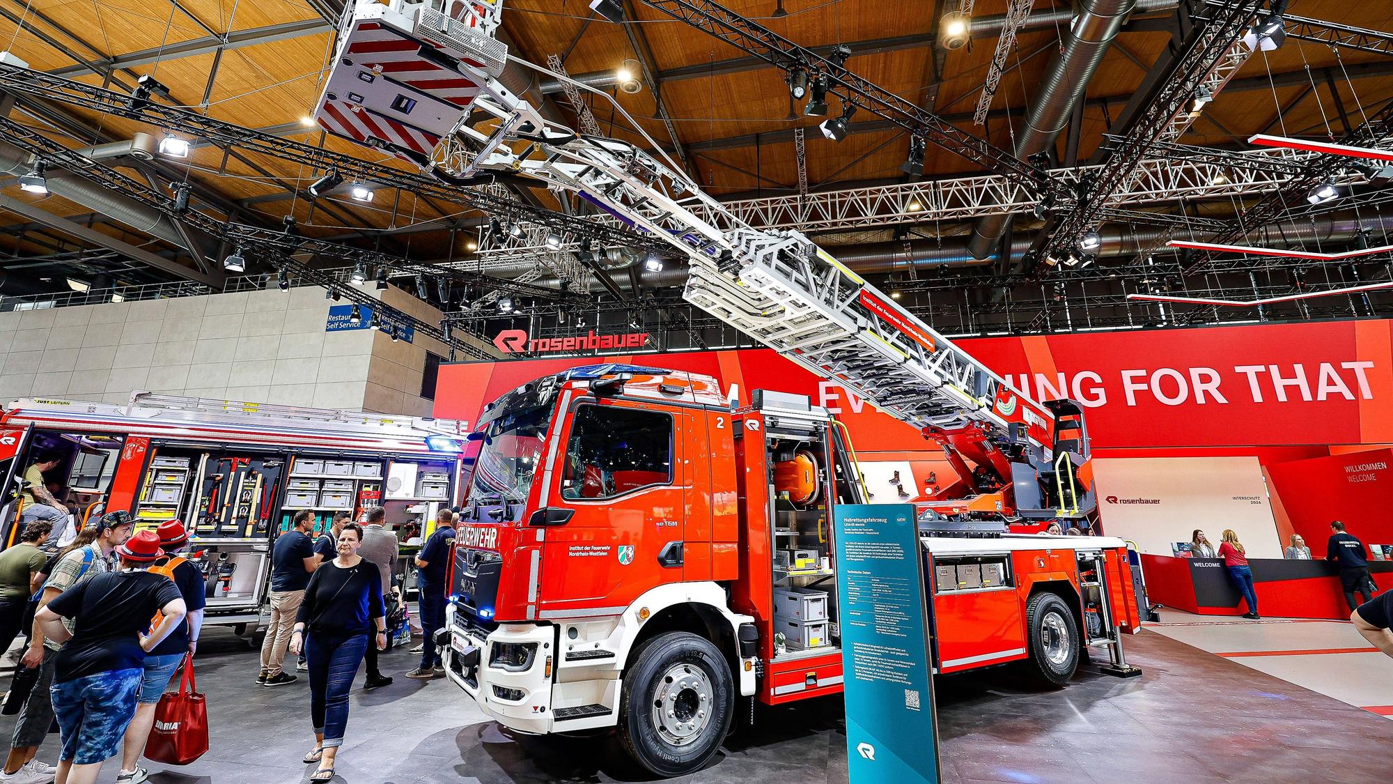 Ein neues Feuerwehr-Drehleiter-Fahrzeug der Firma Rosenbauer steht in der Messehalle auf der Interschutz 2026, der Weltleitmesse für Feuerwehren.