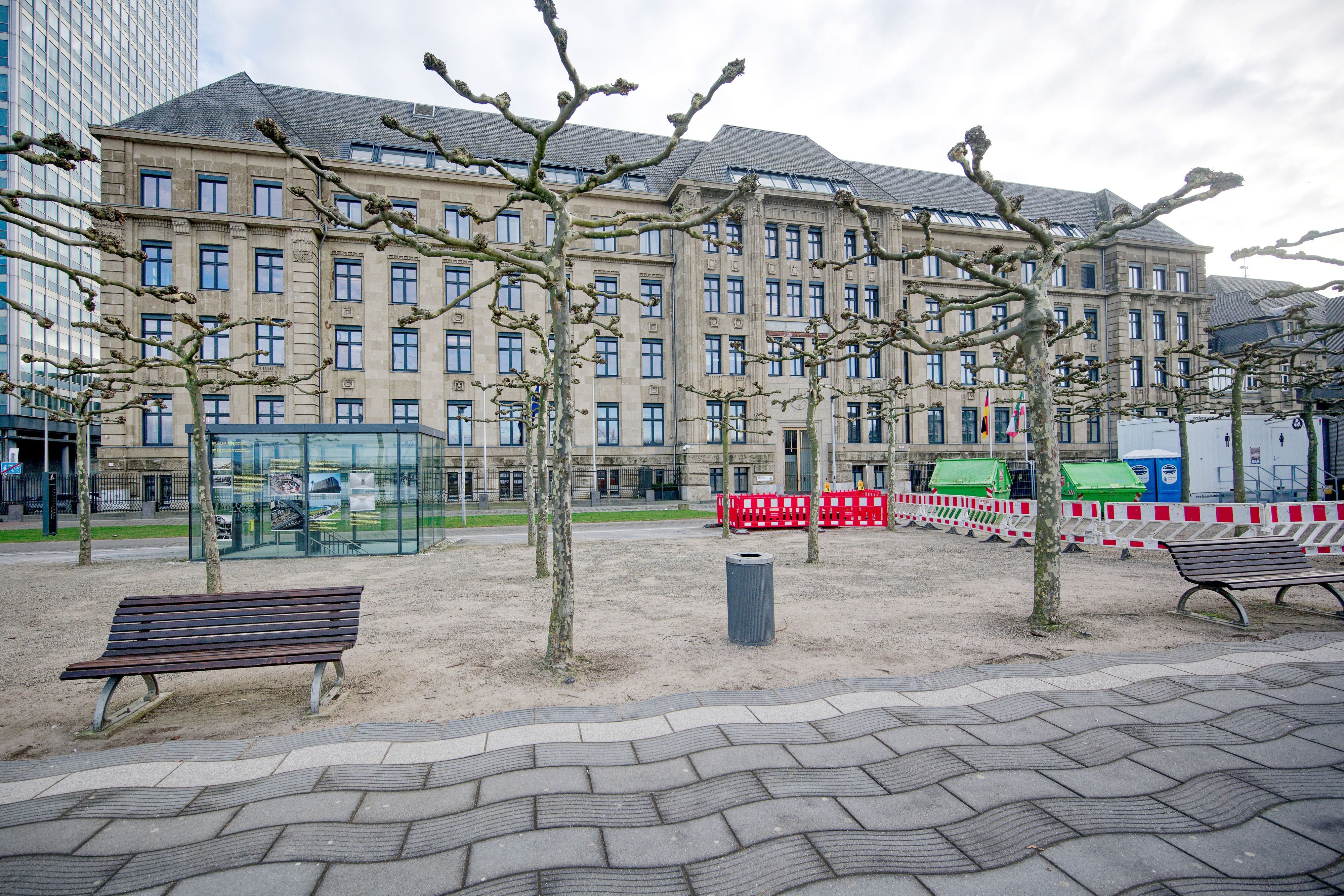 Das Gebäude der NRW-Staatskanzlei, gesehen von der dem Rhein zugewandten Seite. Staatsanwaltschaft und Landeskriminalamt (LKA) ermitteln wegen mutmaßlicher Korruption mit einem Schaden in Millionenhöhe rund um die Sanierung der nordrhein-westfälischen Staatskanzlei.