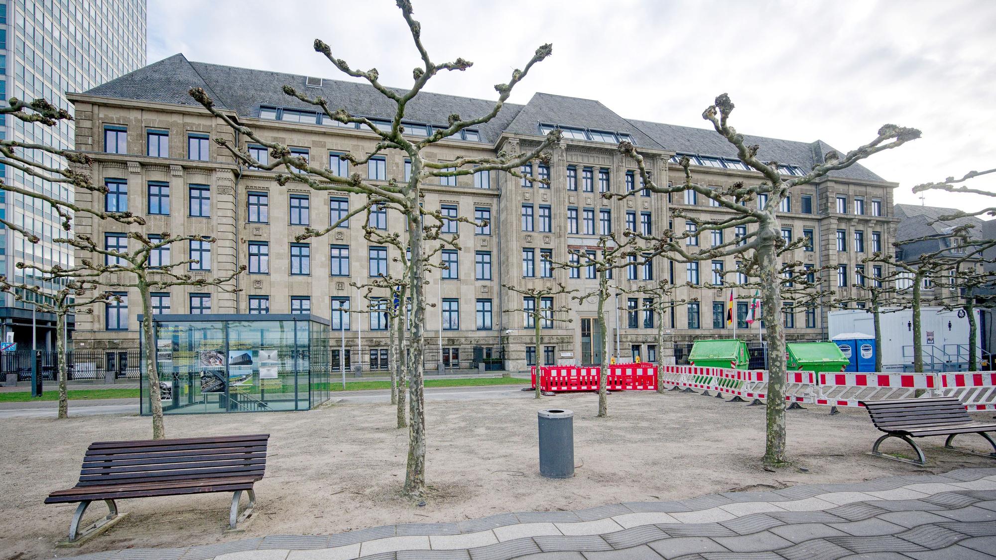 Das Gebäude der NRW-Staatskanzlei, gesehen von der dem Rhein zugewandten Seite. Staatsanwaltschaft und Landeskriminalamt (LKA) ermitteln wegen mutmaßlicher Korruption mit einem Schaden in Millionenhöhe rund um die Sanierung der nordrhein-westfälischen Staatskanzlei.