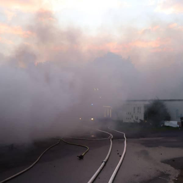 Zeitweise war wegen der starken Rauchentwicklung auch die Einsatzfahrzeuge der Feuerwehr nicht zu sehen.