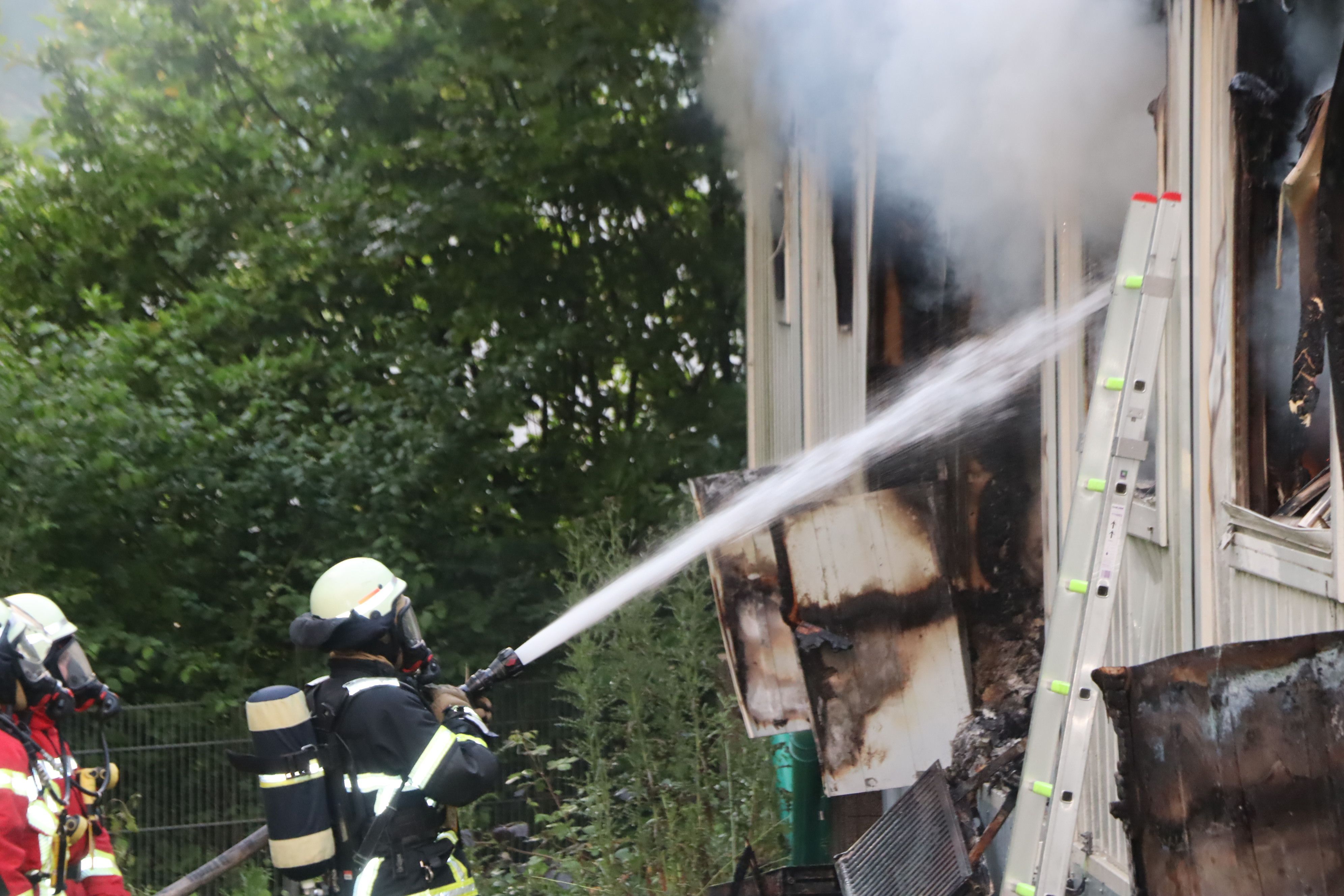 Die Feuerwehr öffnete auch die Verkleidung, um das Feuer zu löschen.