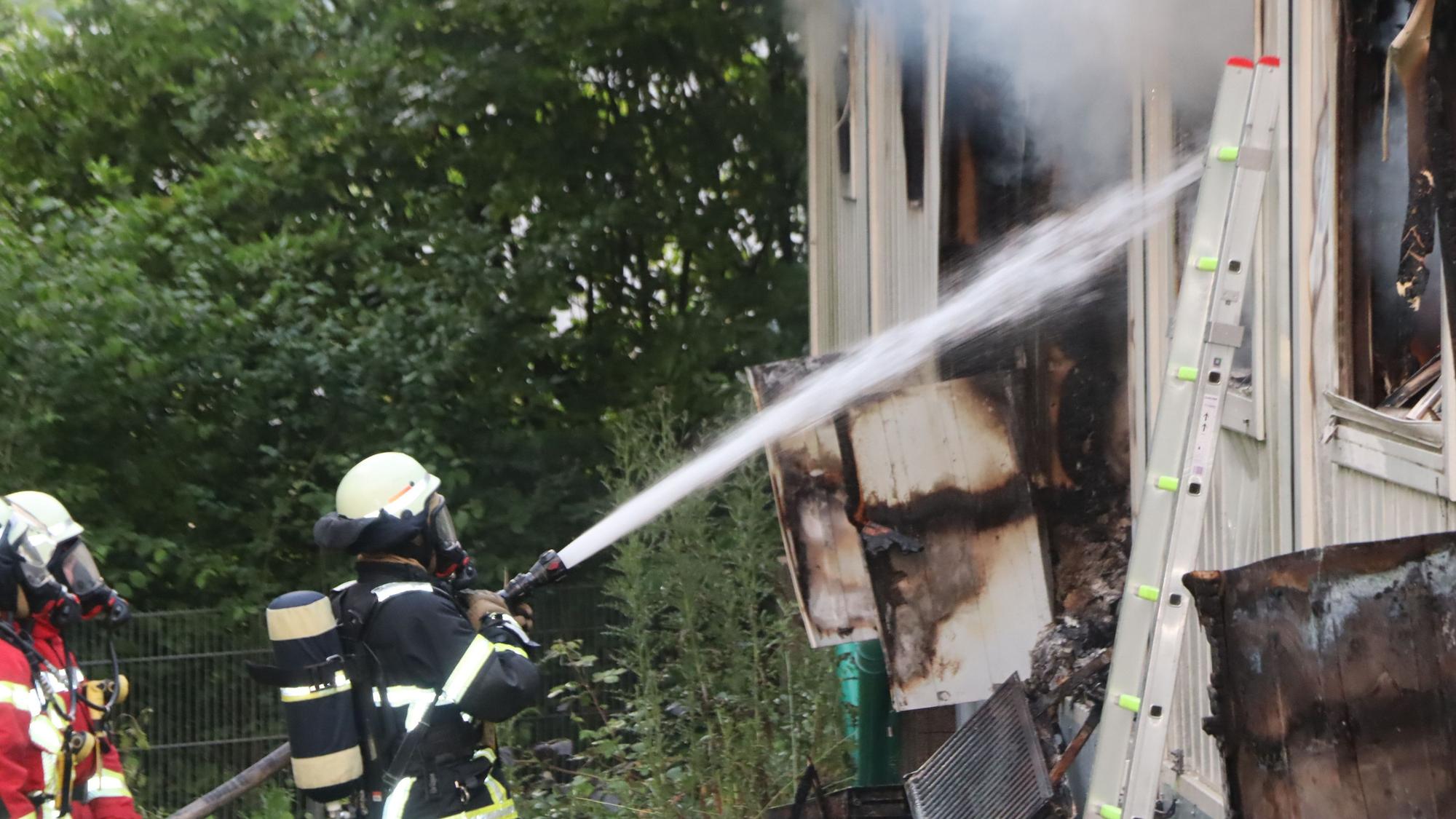 Die Feuerwehr öffnete auch die Verkleidung, um das Feuer zu löschen.
