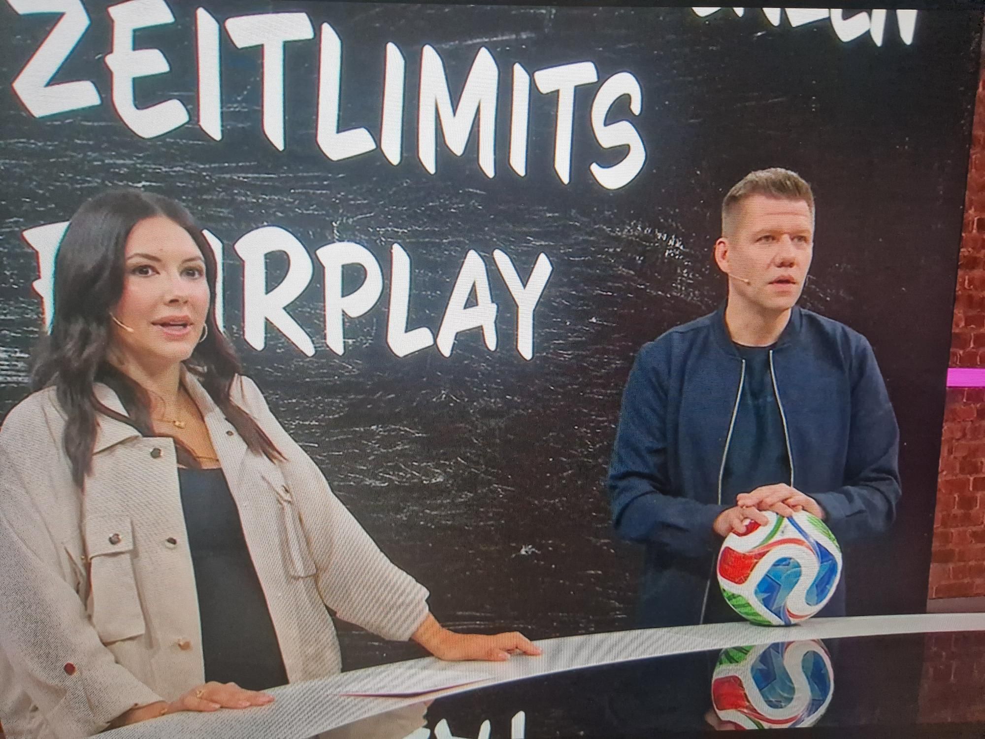 Patrick Ittrich neben Moderatorin Laura Hofmann im „Breakfast Club“ von MagentaTV zur WM 2026.