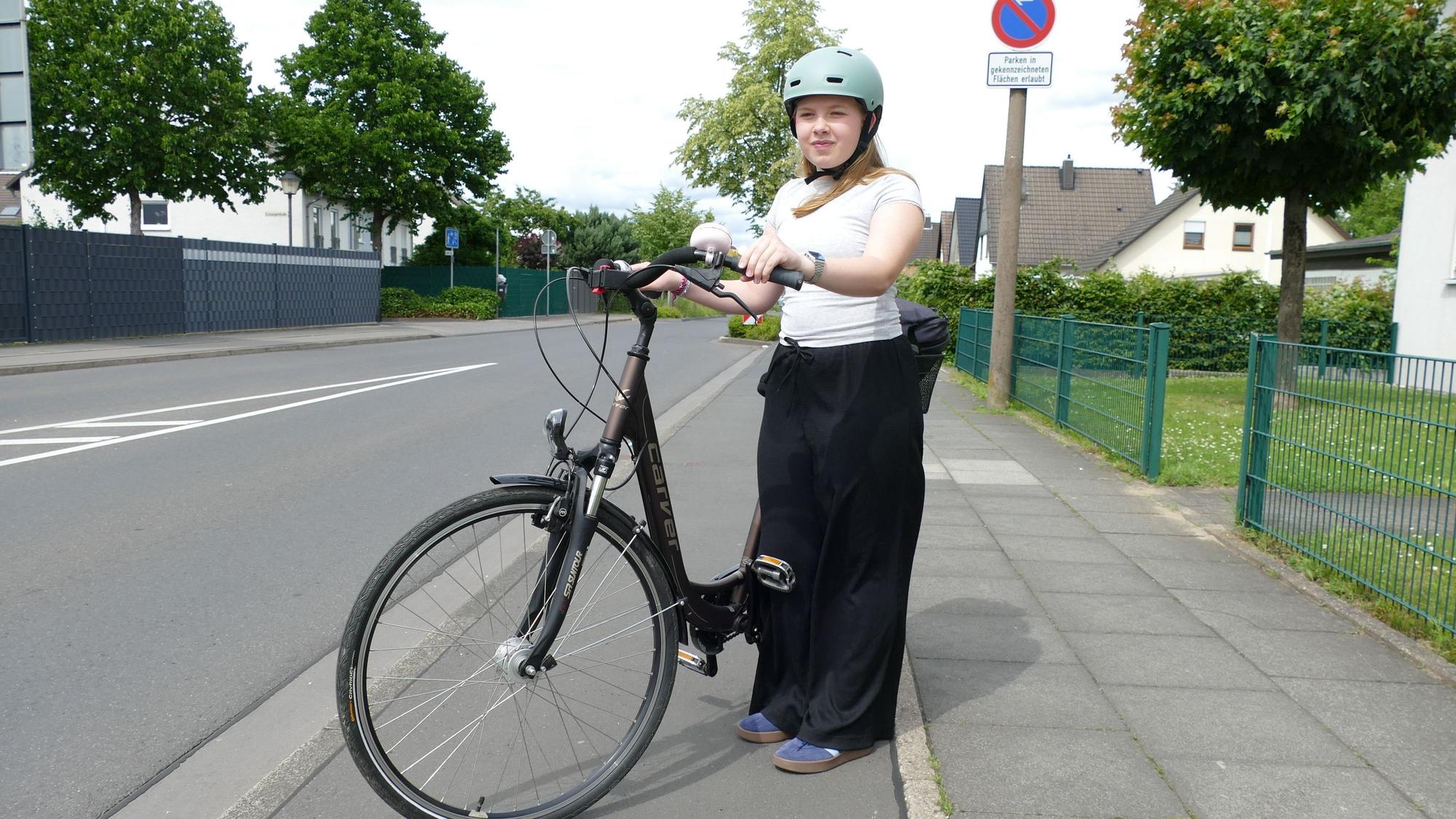 Rosemarie Placke (11) aus Spich geht auf die Ursulinenschule in Bornheim - und fährt seit der Brückensperrung lieber mit dem Fahrrad.