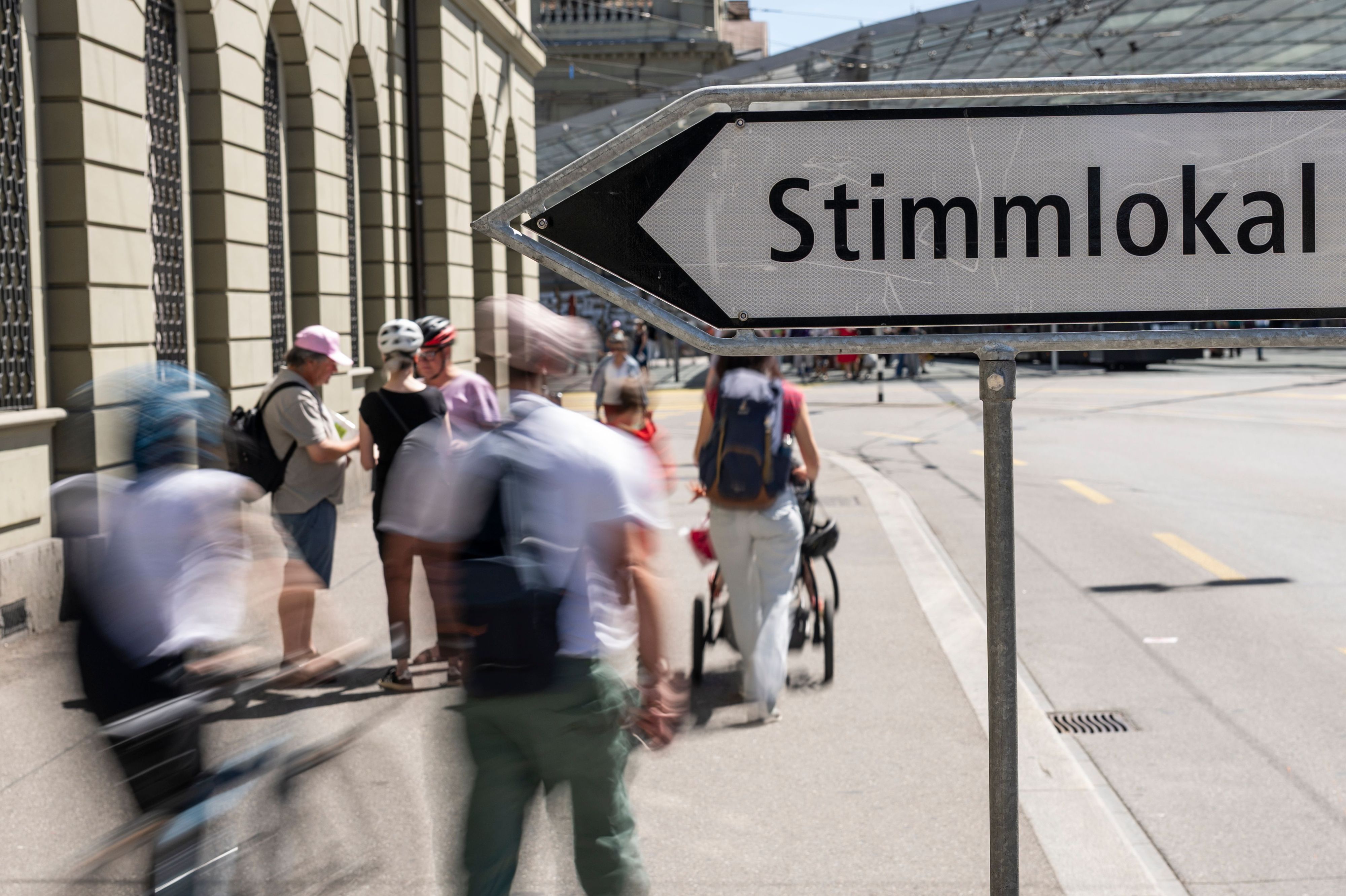 Am Wahlsonntag strömten die Menschen zum Wahllokal in der Nähe des Bahnhofs, wo über die Initiative „Nein zur 10-Millionen-Schweiz“ abgestimmt wurde.