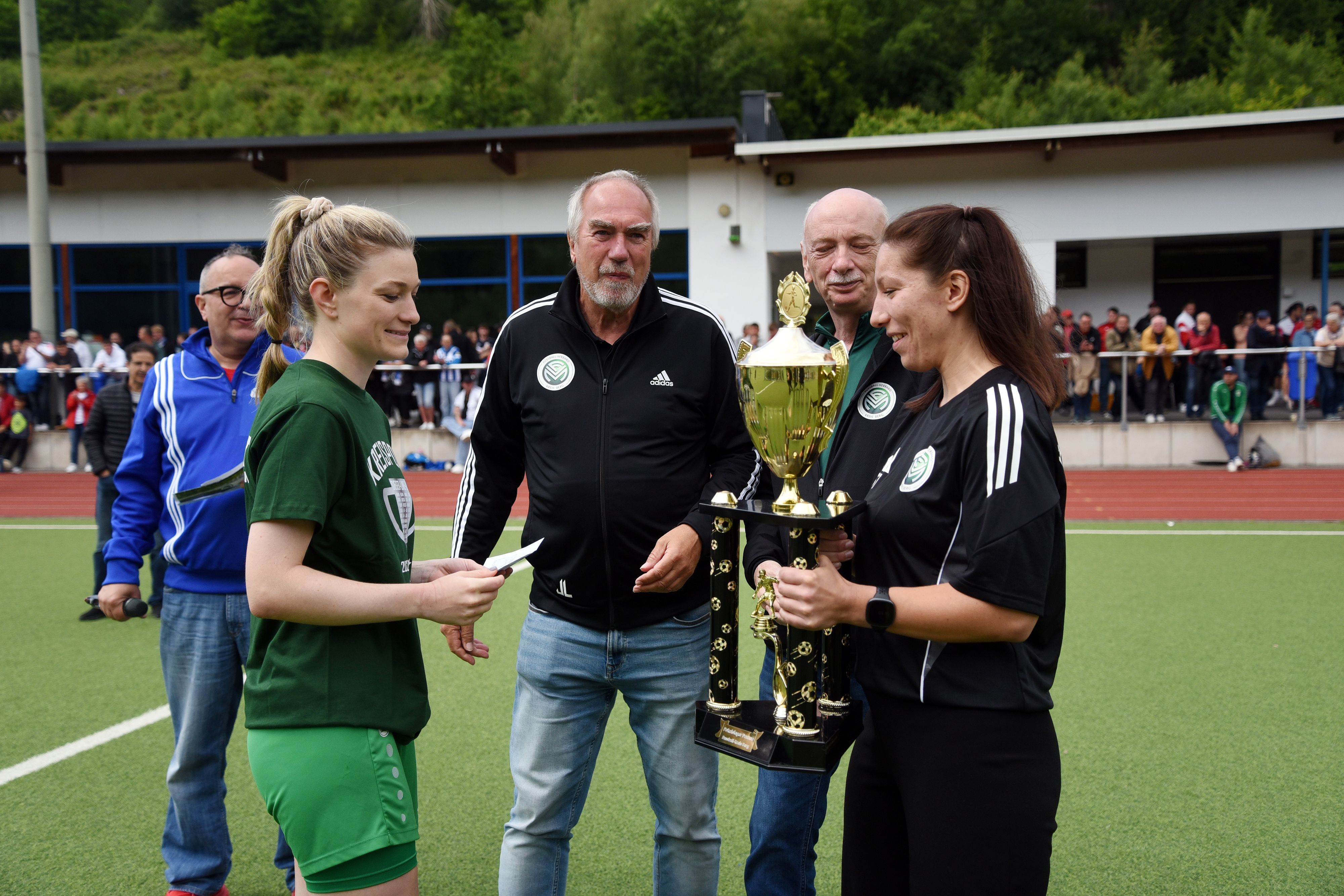 Pokalübergabe an eine Fußballerin
