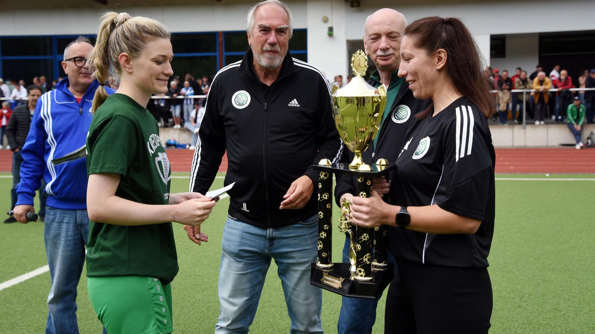 Pokalübergabe an eine Fußballerin