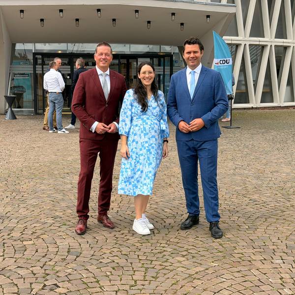 Zu sehen sind Gregor Golland, Romina Plonsker und Thomas Okos.