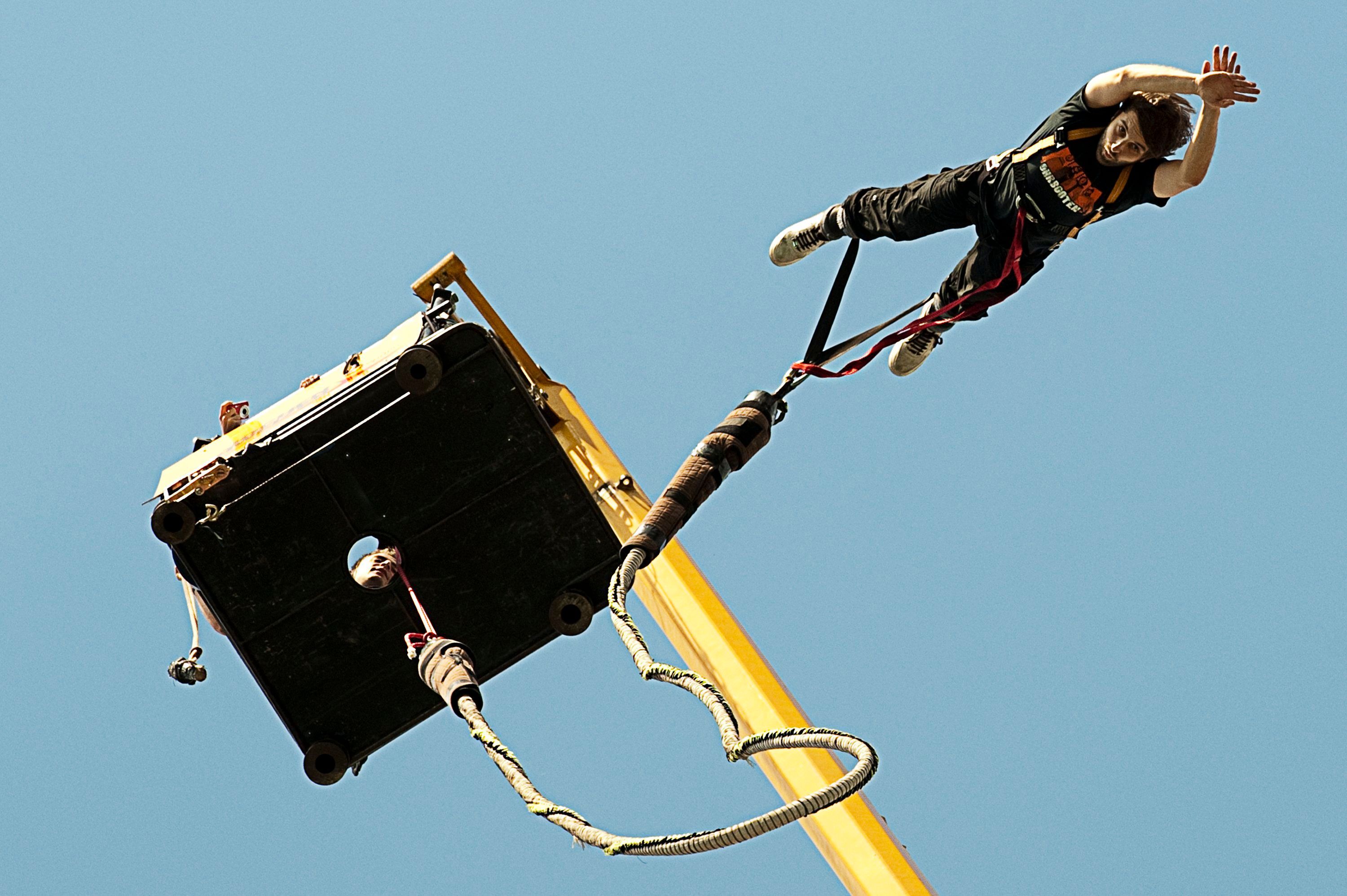 Ein Mann springt an einem Bungee-Seil rückwärts in die Tiefe. (Symbolbild)
