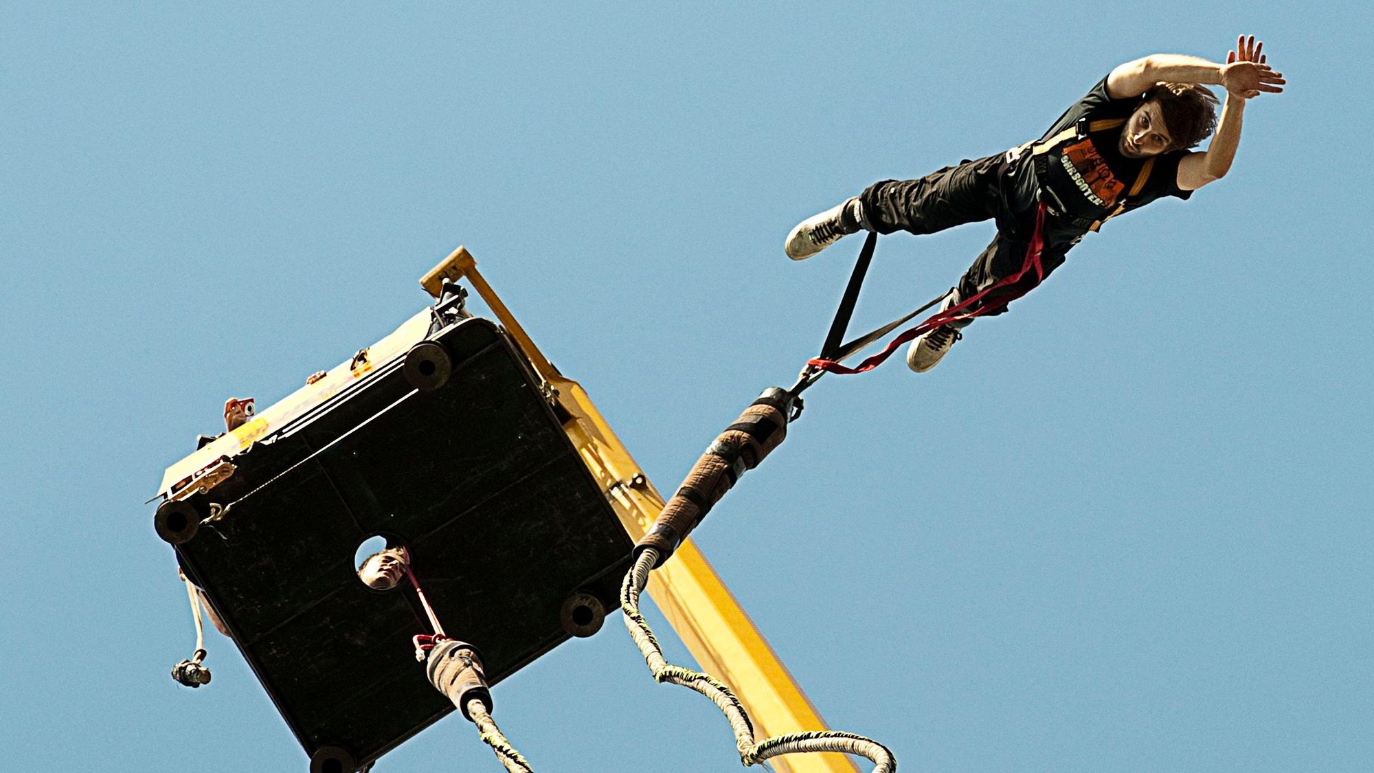 Ein Mann springt an einem Bungee-Seil rückwärts in die Tiefe. (Symbolbild)