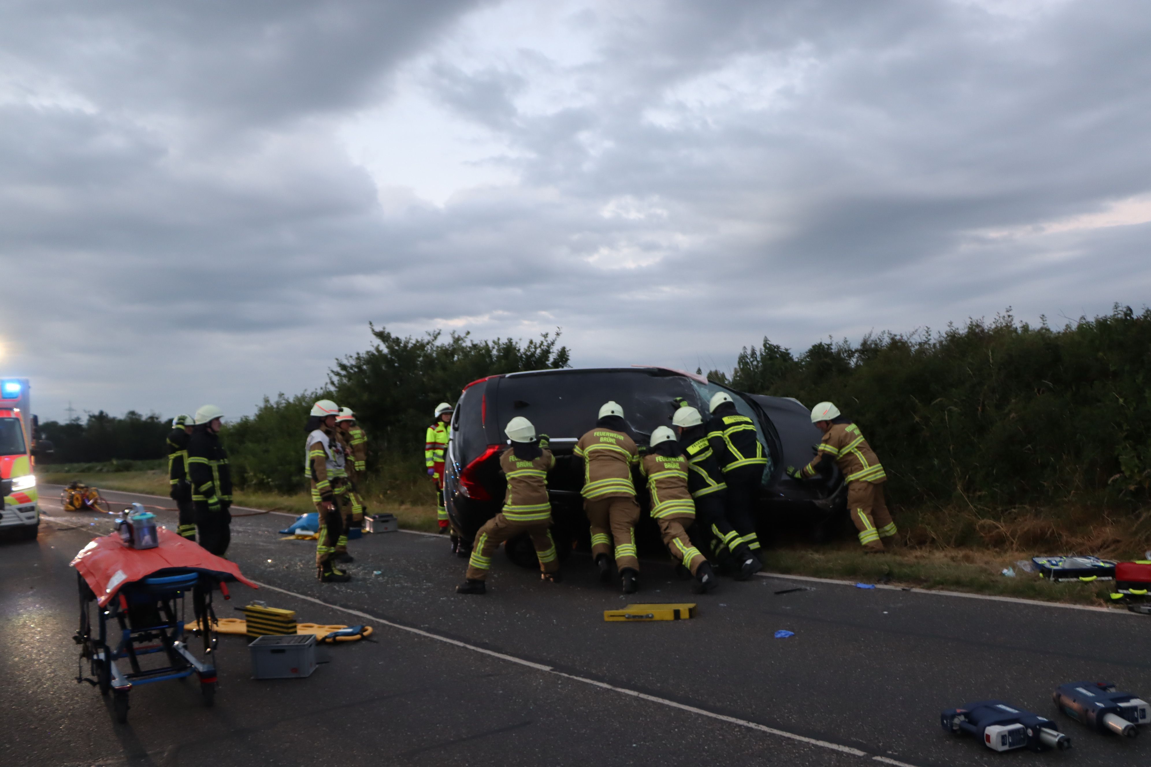 Alle Feuerwehrleute packten mit an, um den verunfallten Wagen auf die Räder zu stellen.