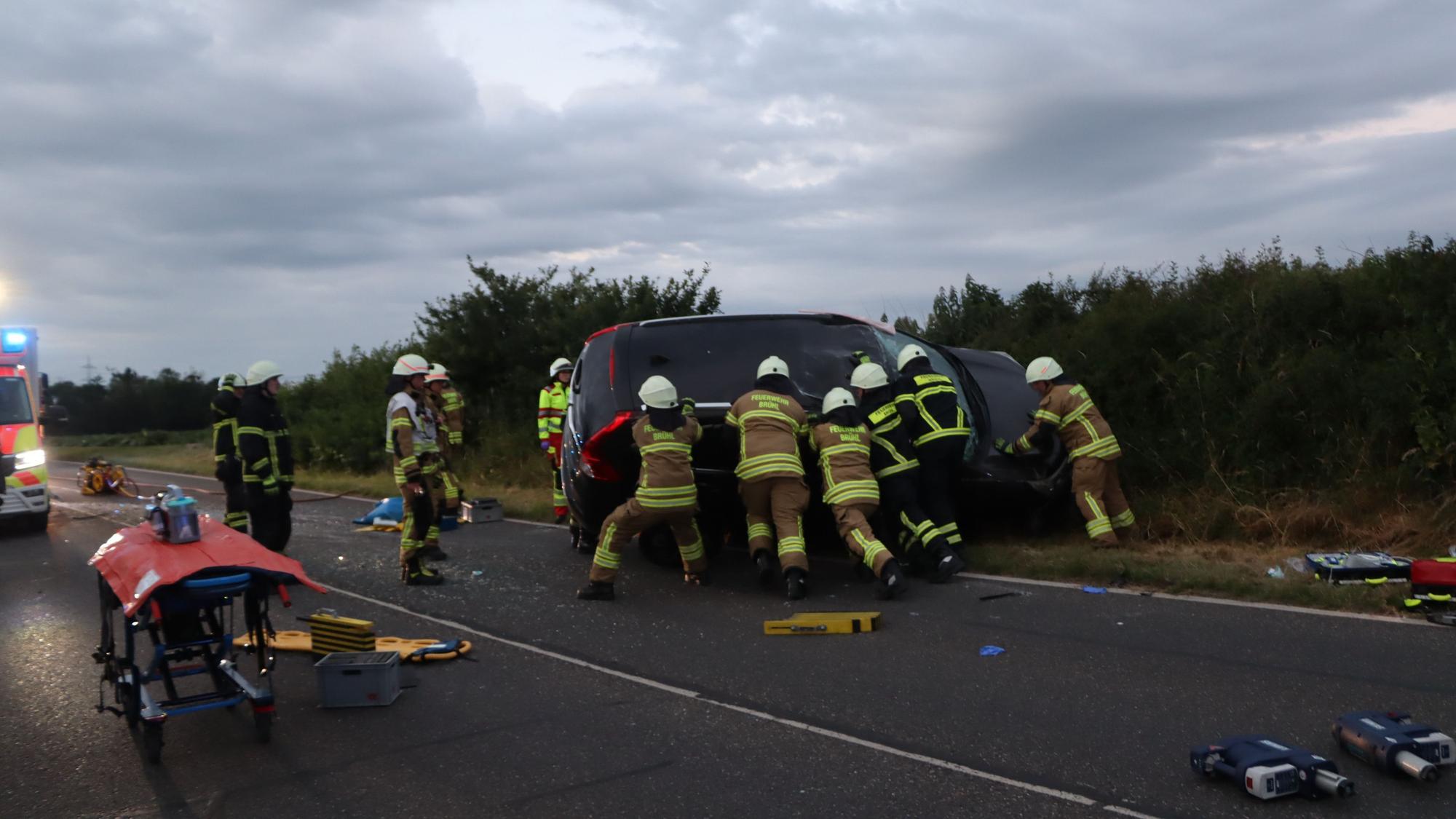 Alle Feuerwehrleute packten mit an, um den verunfallten Wagen auf die Räder zu stellen.