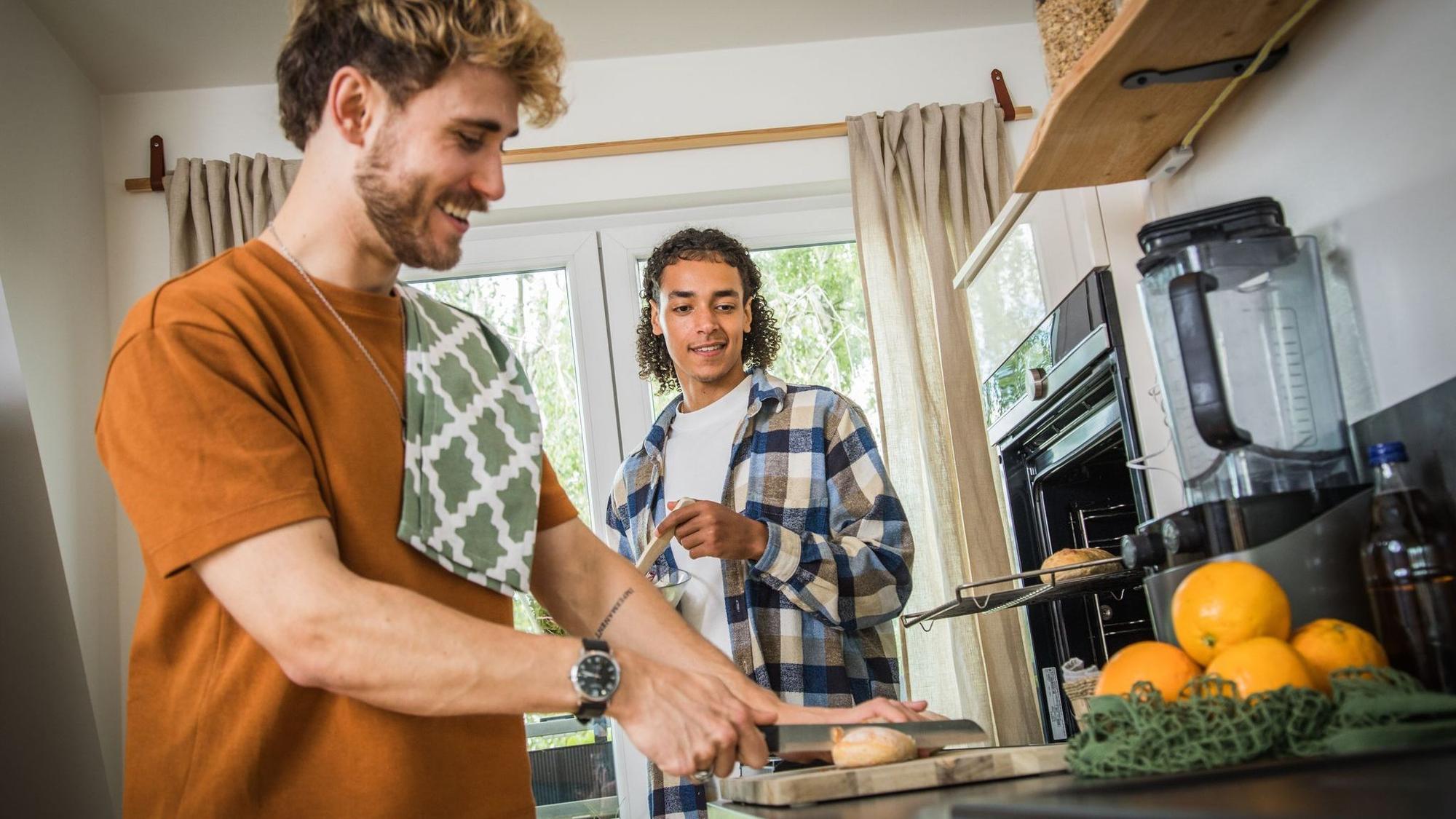 Junge Männer beim Kochen